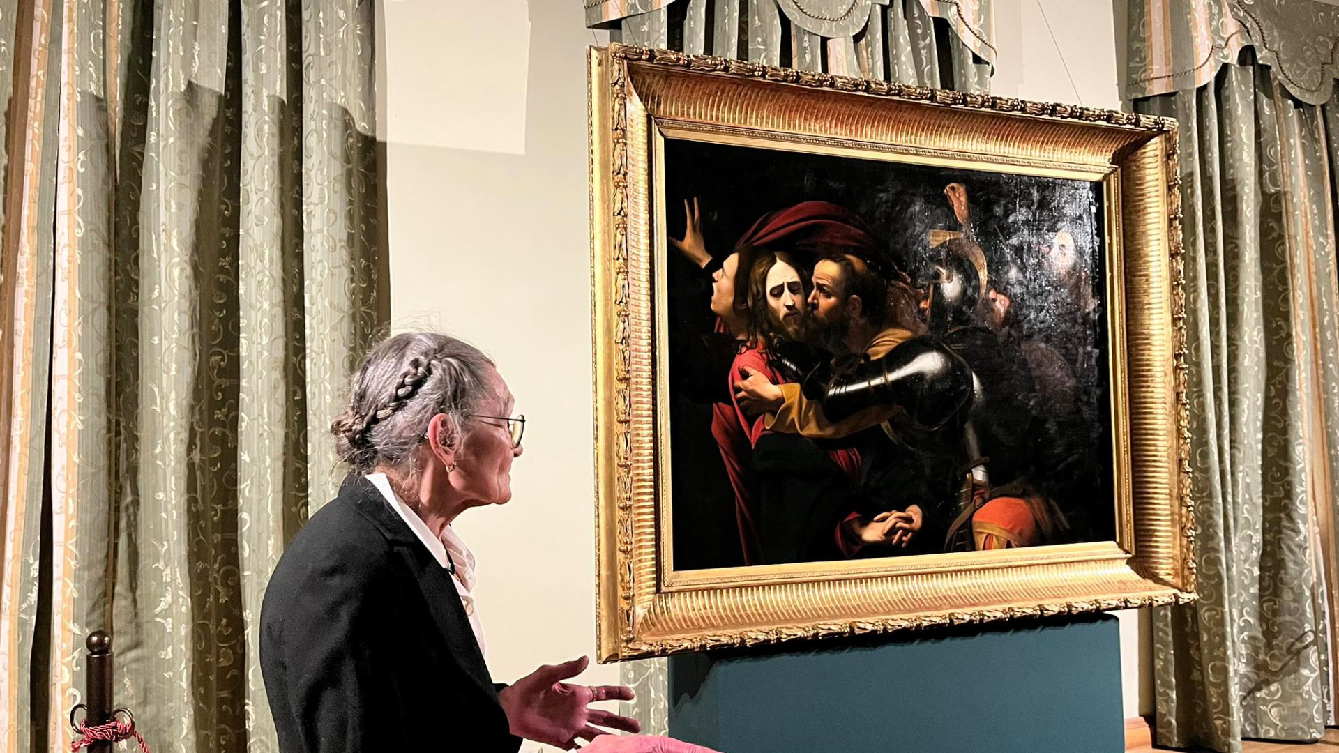 Жінка розглядає картину Караваджо «Взяття Христа під варту» у музеї «Будинок митрополита» Софії Київської