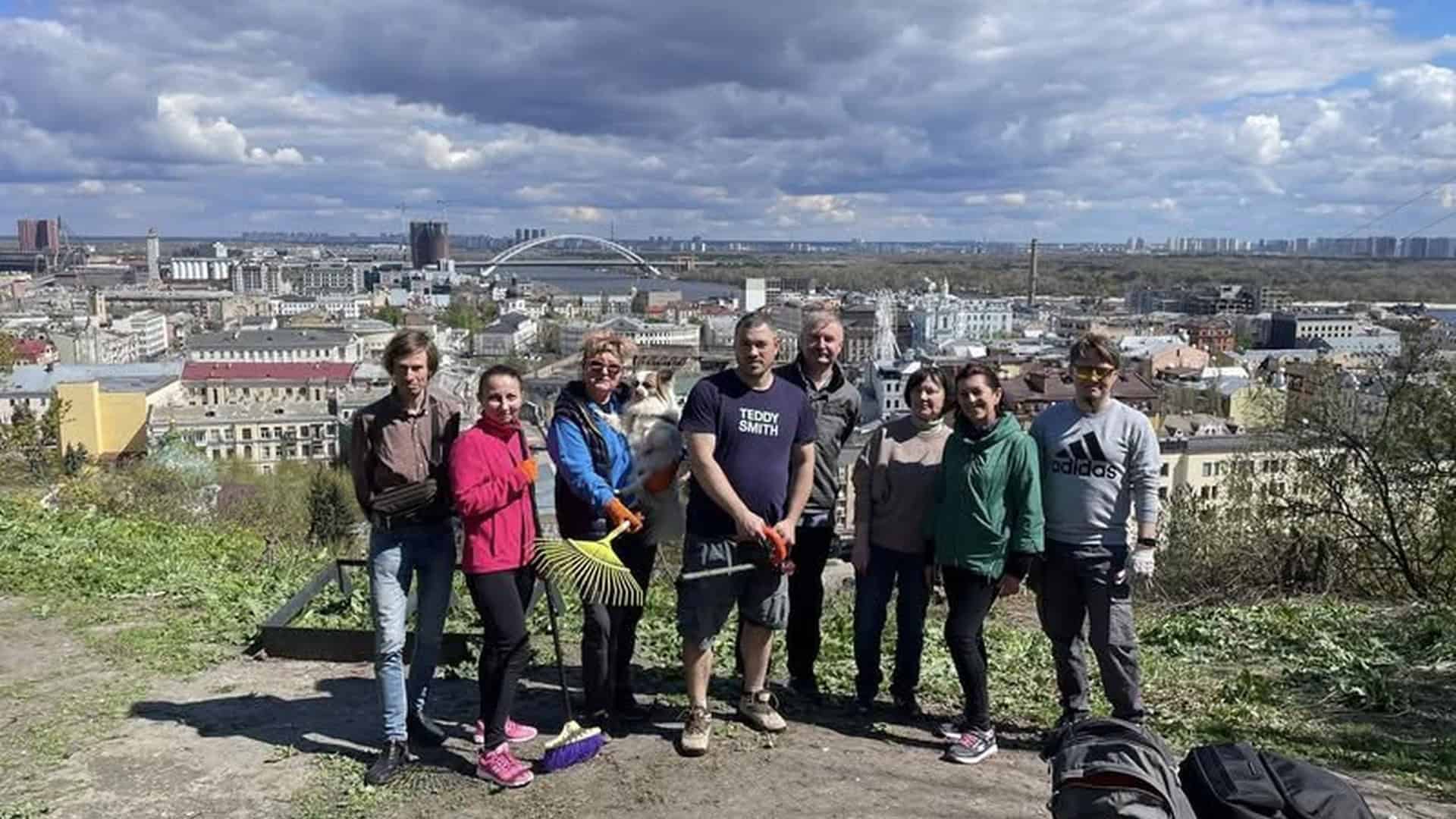 Активісти на Замковій горі в Києві під час толоки з впорядкування Могили Богданівців поблизу Андріївського узвозу, квітень 2026 року