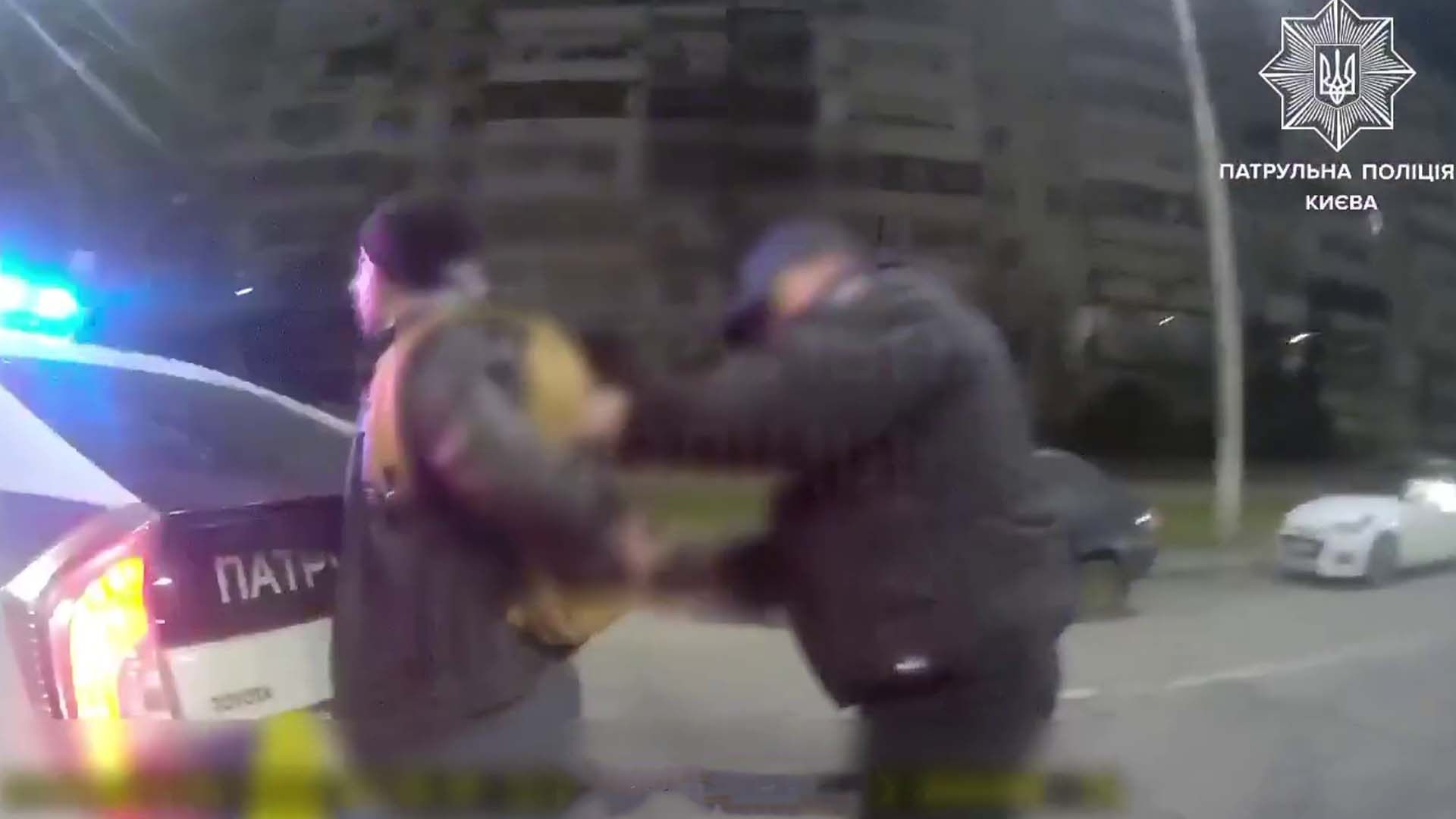 Патрульні поліцейські затримують підозрюваного у нічному нападі з ножем на проспекті Червоної Калини у Києві