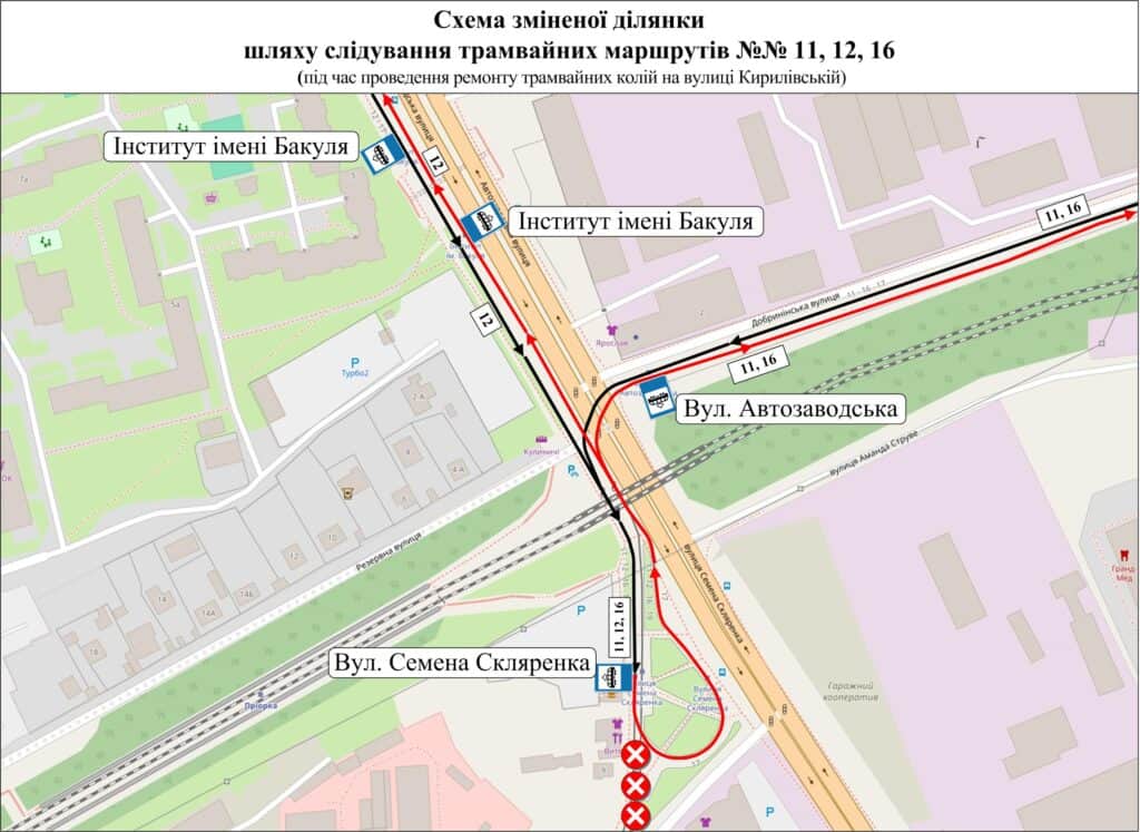 Трамвай маршруту №11 або №12 на зупинці в Києві — маршрути змінено через ремонт на Кирилівській