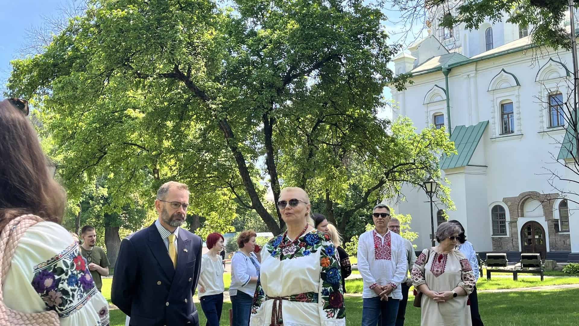 Посол Норвегії Ларс Рагнар Гансен та генеральна директорка заповідника Неля Куковальська під час висадження ясена на Алеї київських князівен біля Собору Святої Софії