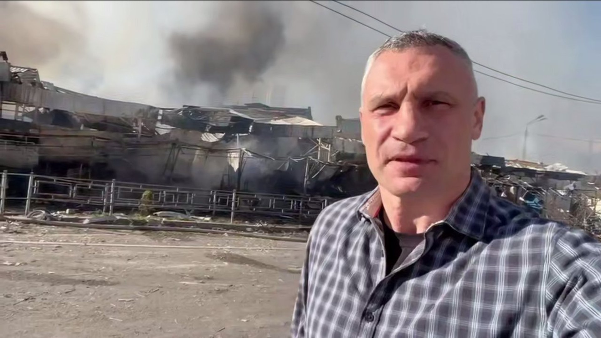 Мер Кличко на фоні зруйнованих будівель та диму після атаки на Київ 24 травня 2026