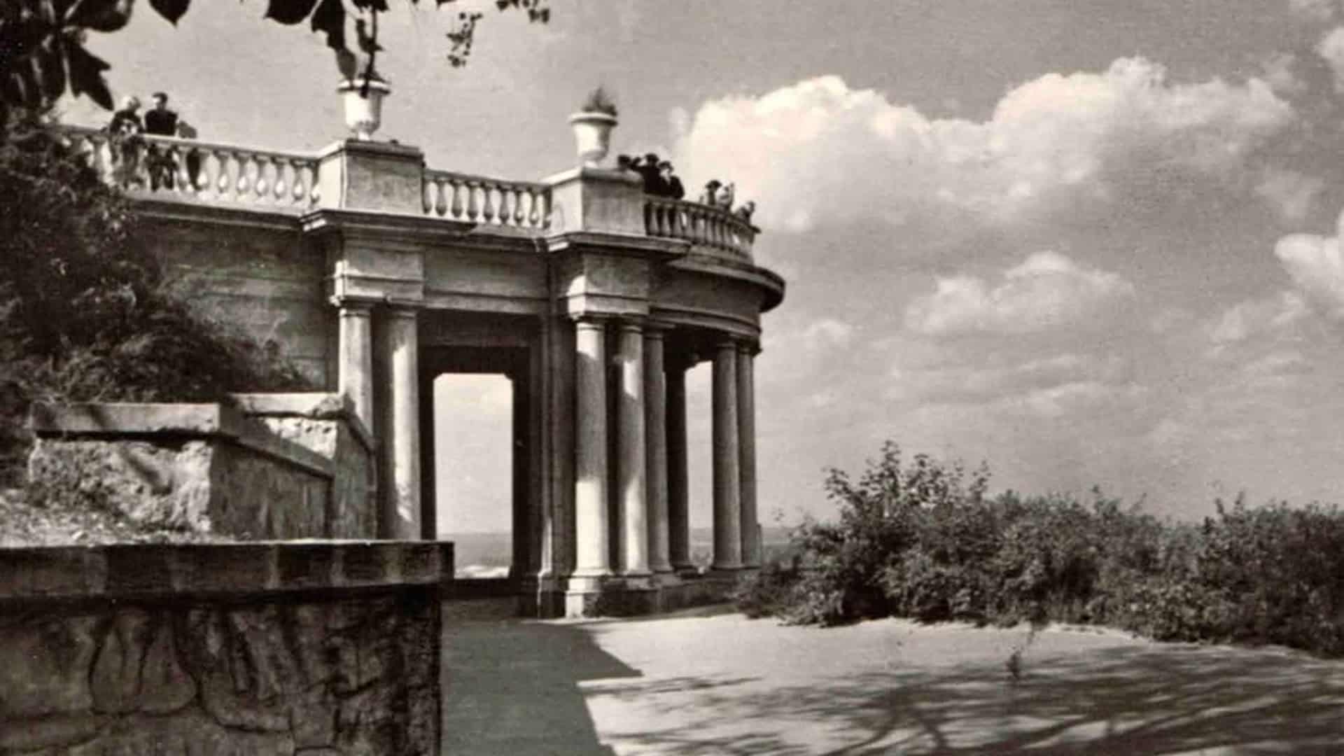 Архівне фото 1950-х років: бельведер з напівкруглою колонадою у Хрещатому парку на київських крутах — втрачена пам'ятка, знесена заради Арки дружби народів