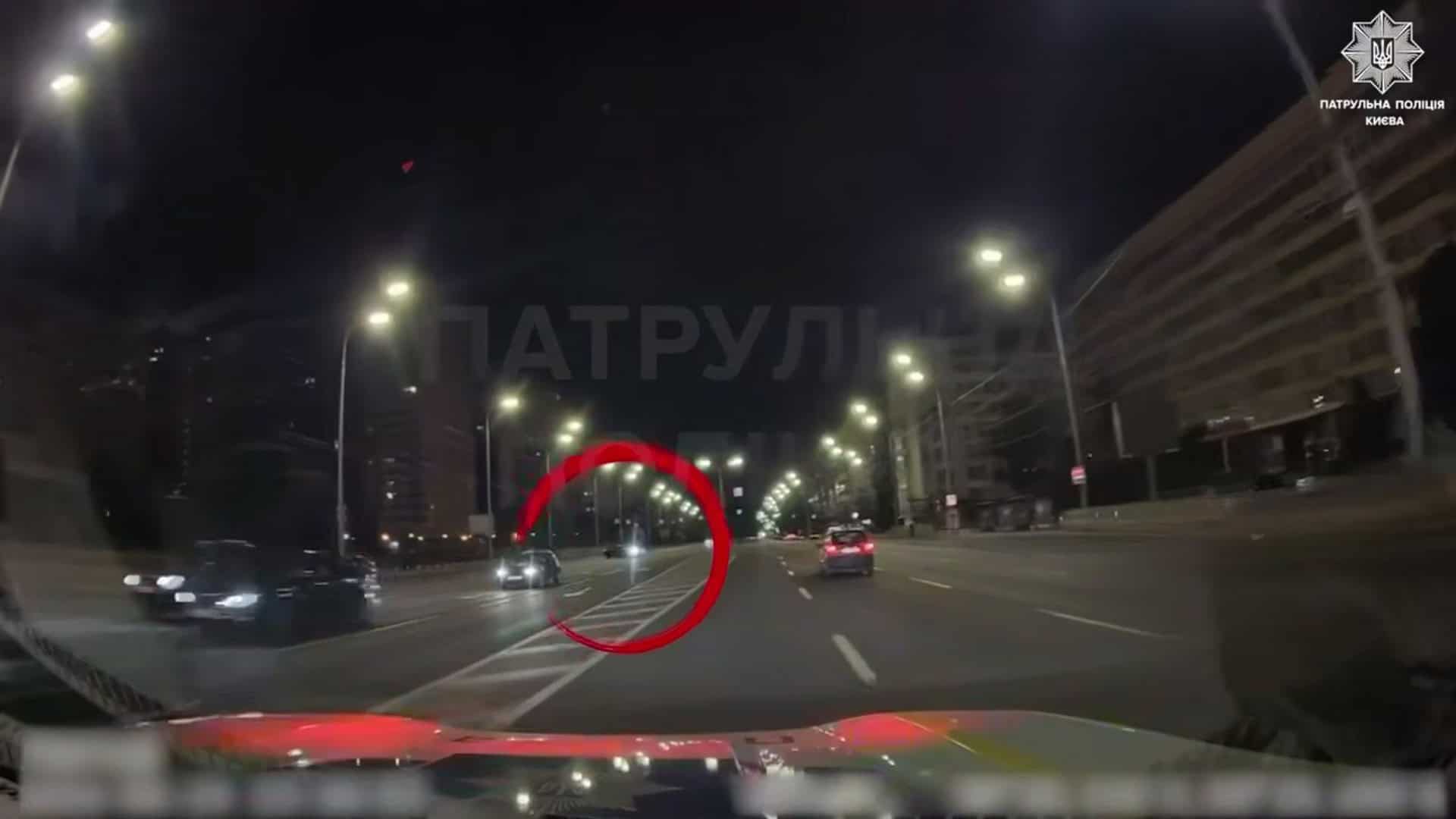 Нічний кадр з відеореєстратора патрульних: авто на проспекті Києва, одне з них обведено червоним