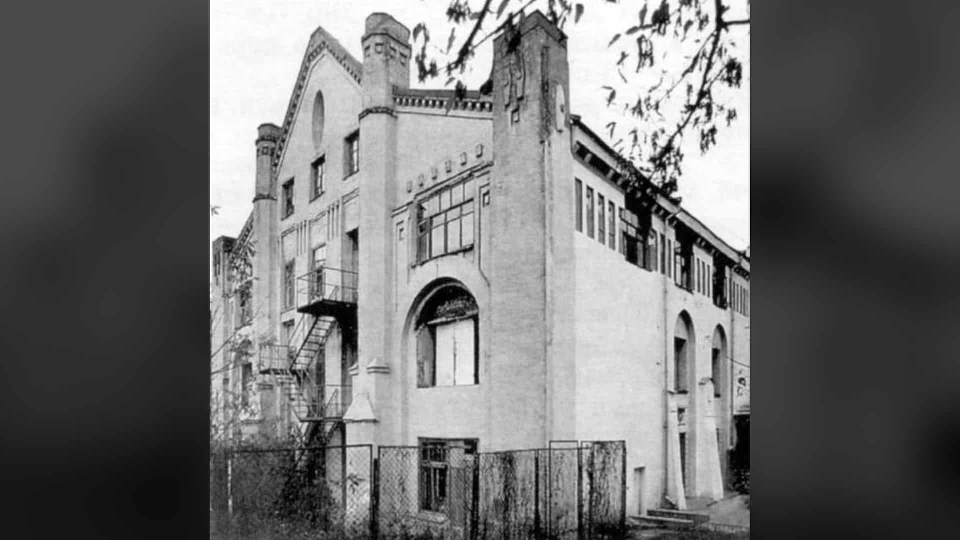 У Києві показали «Голоси» — 5-й фільм проєкту «ВАРТА» Архівне фото дизель-моторної станції млина Бродського 1912 року в неоготичному стилі на Набережно-Хрещатицькій, 1а в Києві — знесена у 2005 році