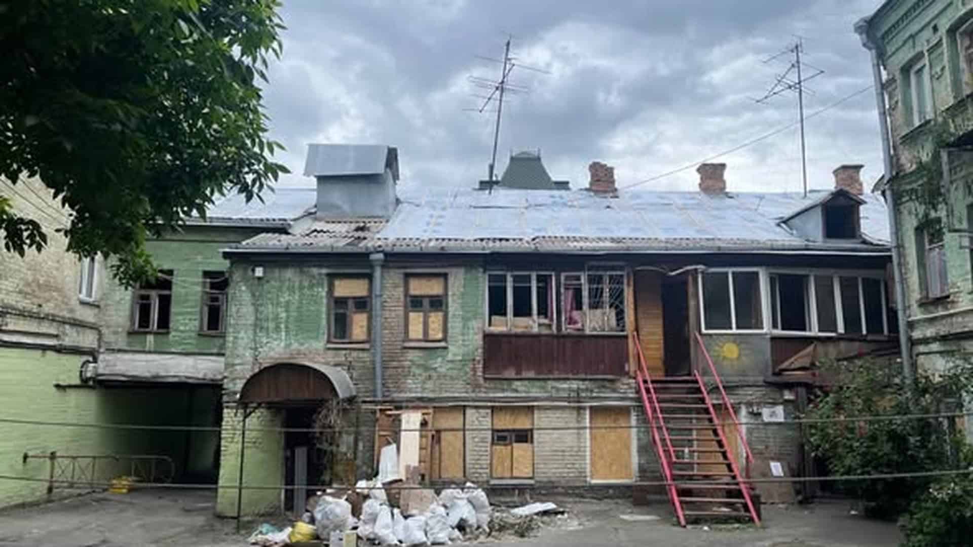 Проєкт регенерації Либіді отримав відзнаку НСАУ Пошкоджений будинок Солтанова 1860 року на Подолі з тимчасовим дахом після російської атаки на Київ 24 травня