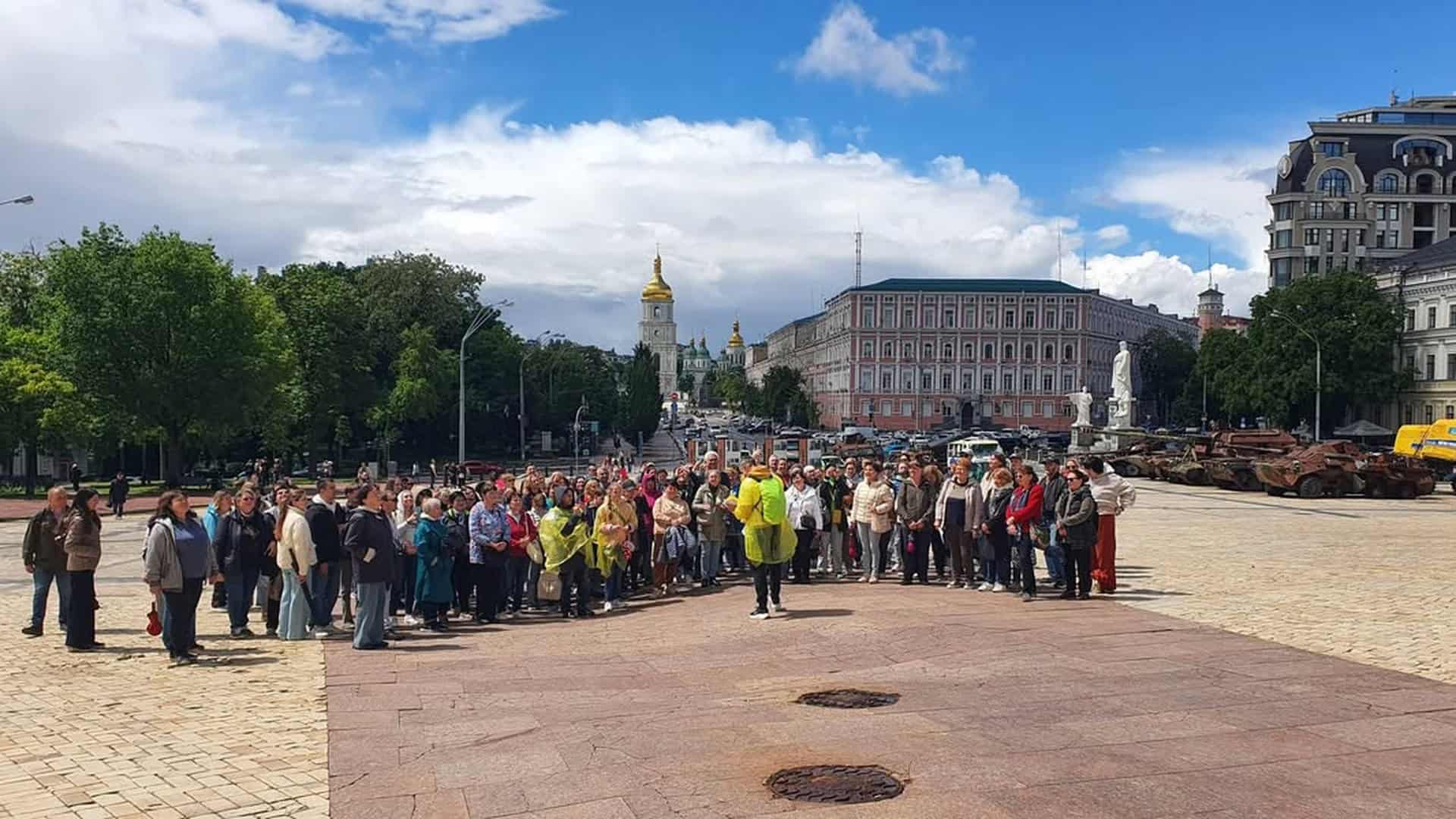 Святкова поїздка вулицями Подолу у ретро-трамваї «1892» для дітей ветеранів Учасники безкоштовної екскурсії ДІАЗ «Стародавній Київ» на День Києва — близько 300 людей зібралися біля Михайлівської площі