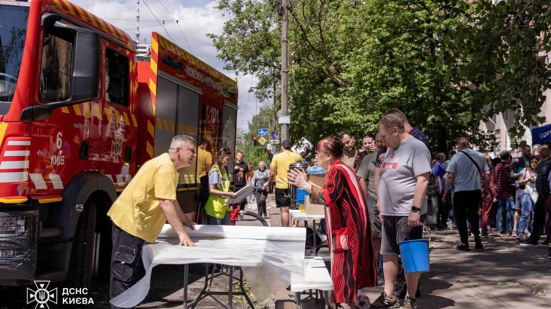 Рятувальники ДСНС Києва разом з мешканцями на місці ліквідації наслідків масованої ракетної атаки 24 травня 2026 року
