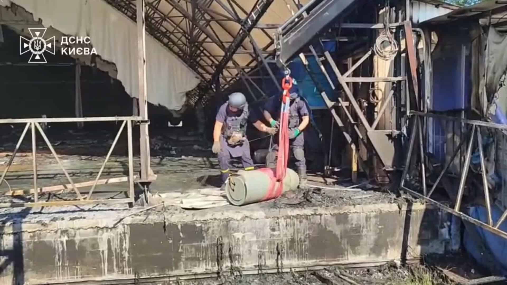 Піротехніки ДСНС у бронежилетах вилучають нездетоновану бойову частину ракети на місці падіння у Києві