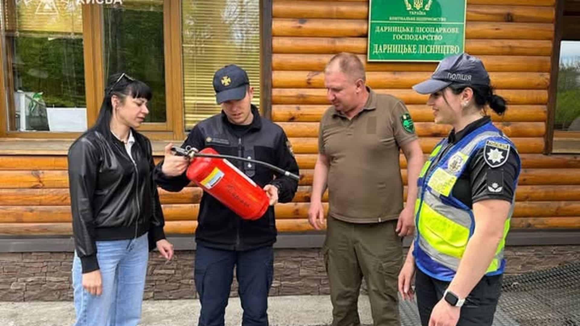 Офіцери ДСНС Києва з представниками Дарницького лісопаркового господарства