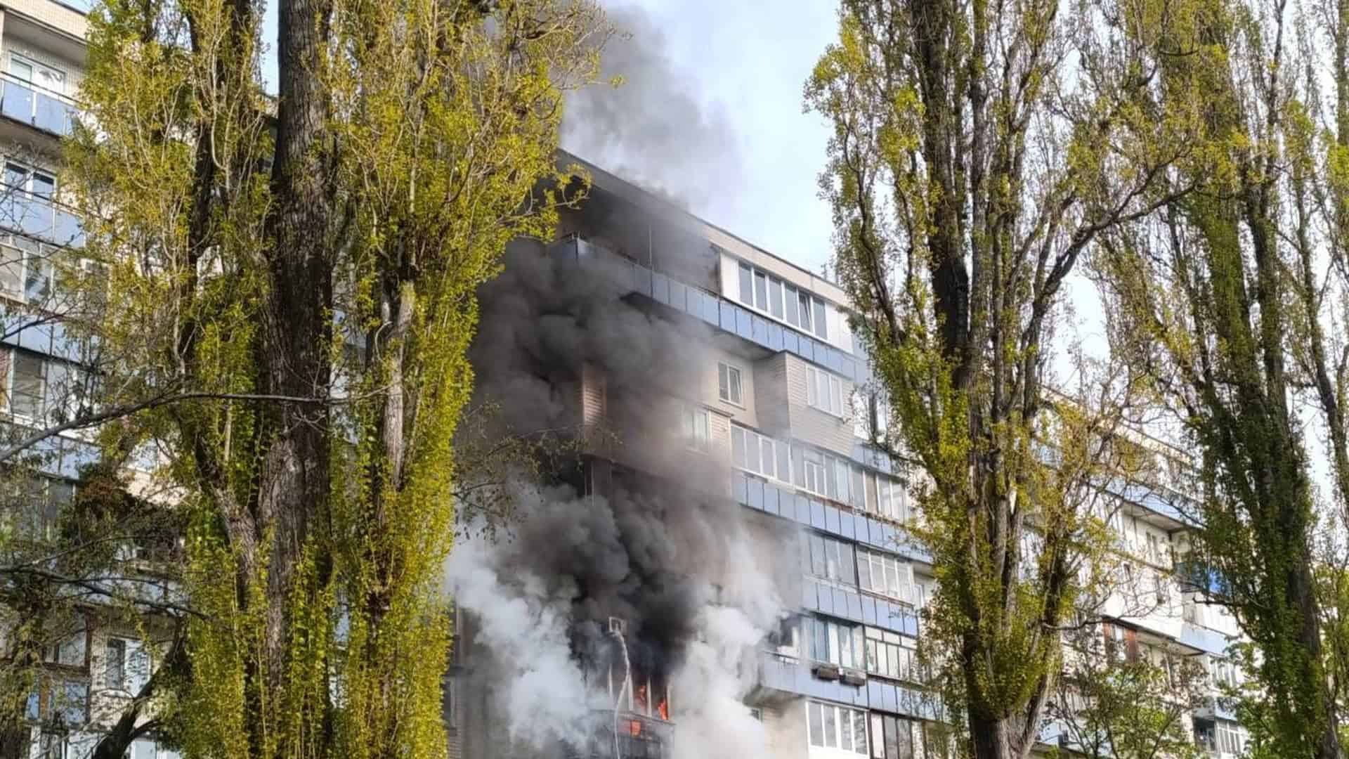 Густий чорний дим валить із балконів 3 і 4 поверхів дев'ятиповерхового житлового будинку на вулиці Юрія Кондратюка в Оболонському районі Києва під час пожежі 1 травня 2026 року