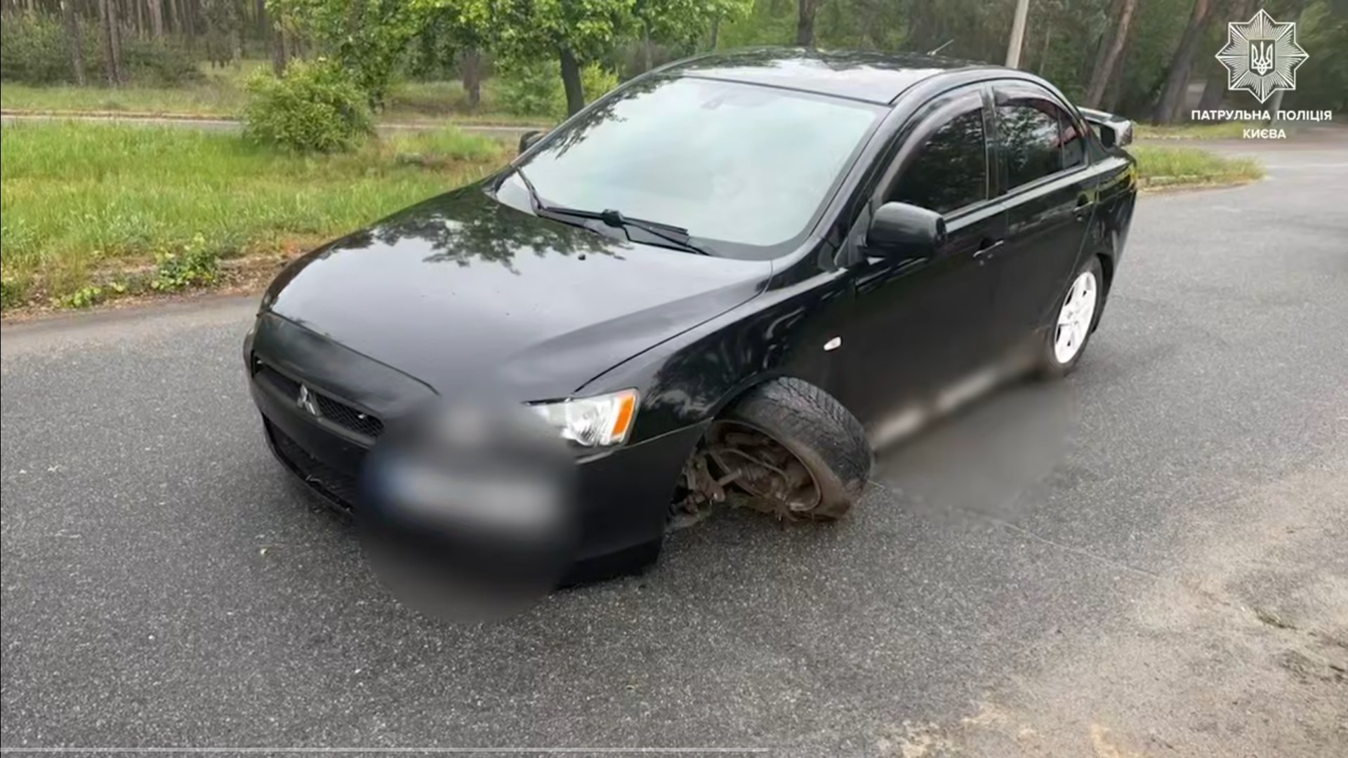 Чорний Mitsubishi Lancer з пошкодженим колесом після ДТП у Голосієвому районі Києва