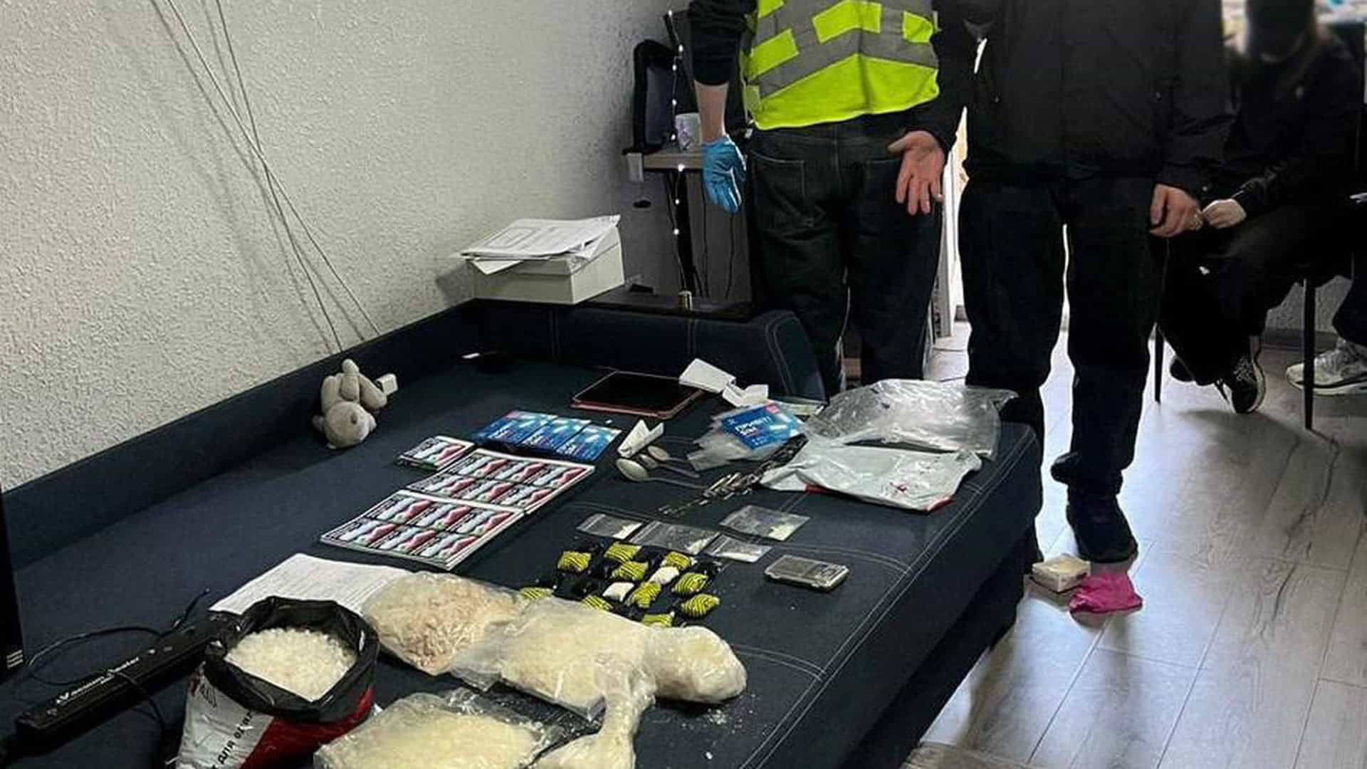 Поліцейські Києва під час обшуку в орендованій квартирі студентів, яких підозрюють у збуті 5 кг Альфа-PVP через поштові сервіси