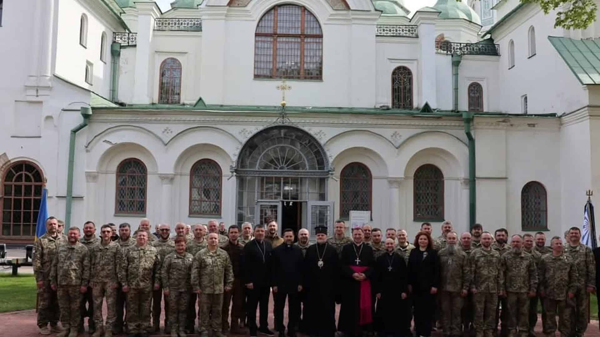 Військові капелани ЗСУ та Державної прикордонної служби на церемонії випуску 13-го набору біля Софійського собору в Києві, 1 травня 2026 року