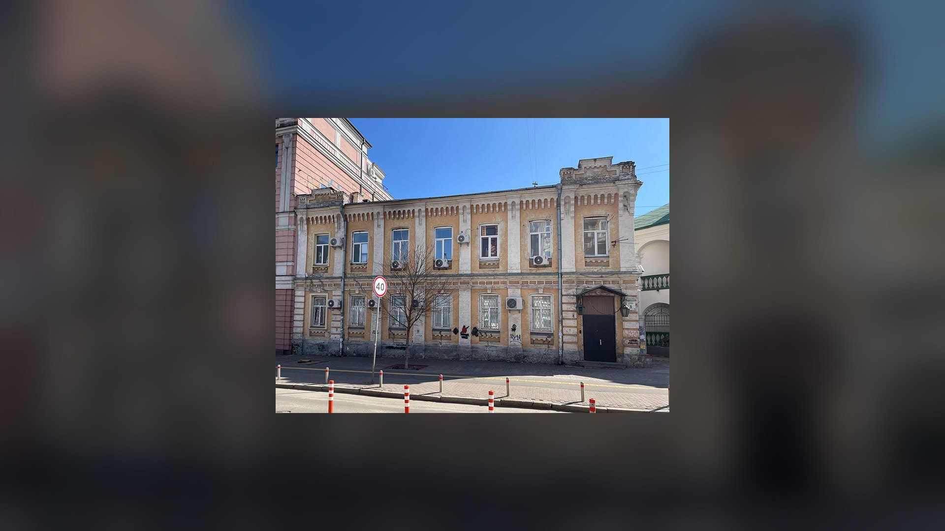Двоповерховий цегляний будинок кінця XIX ст. на вулиці Хорива, 8 на Подолі — колишній Олександрівський дитячий притулок у стилі історизму