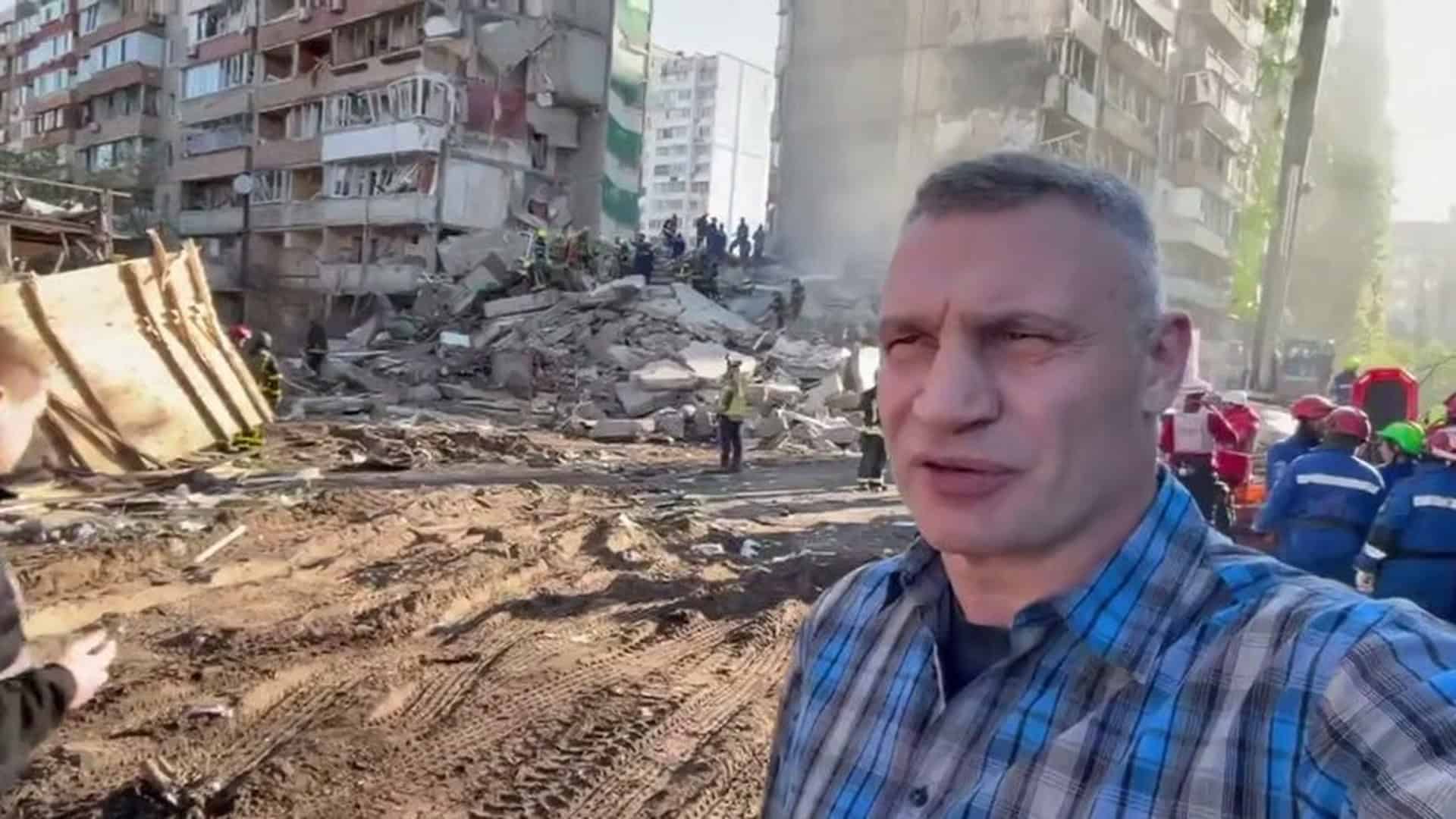 Мер Києва Віталій Кличко на тлі зруйнованого житлового будинку після масованої атаки на Київ 14 травня 2026 року, рятувальники розбирають завали