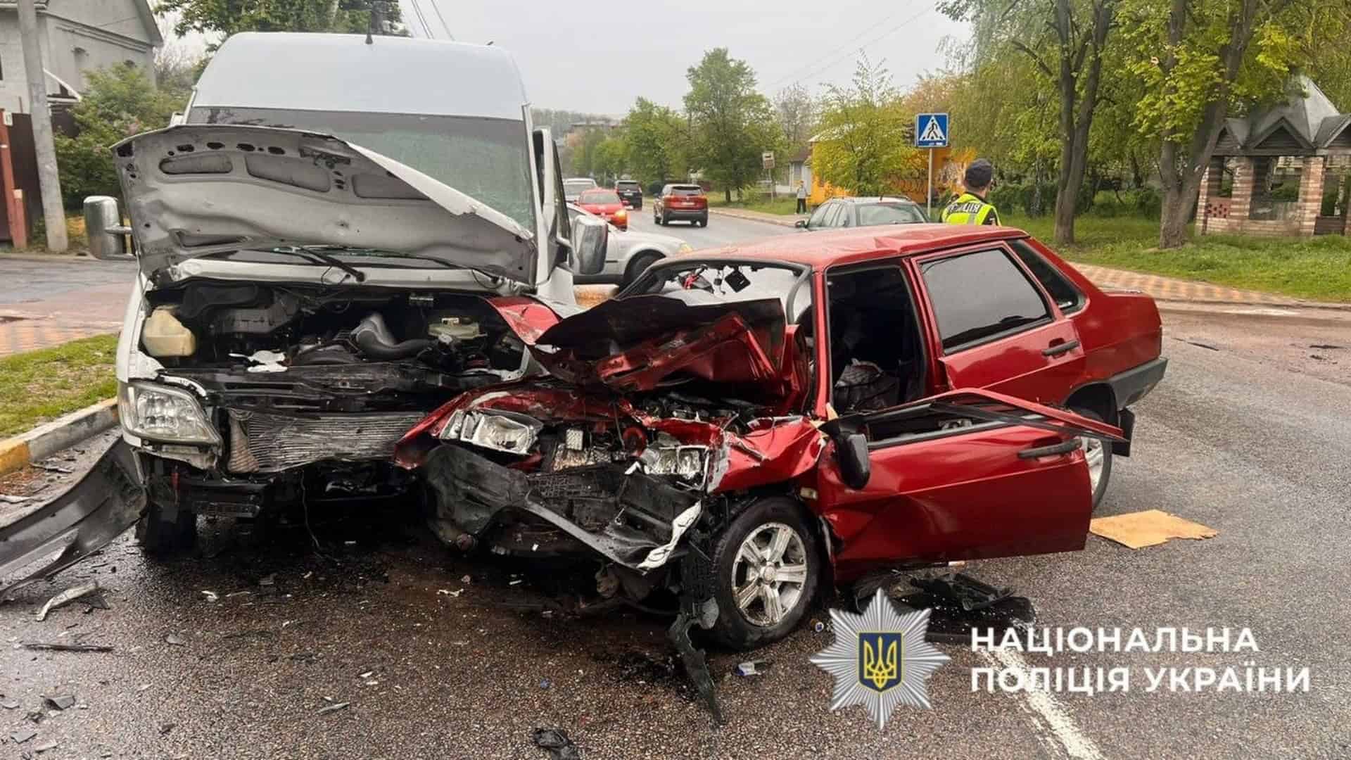 ДТП в Обухові: водій ВАЗ виїхав на зустрічну, двоє госпіталізовані
