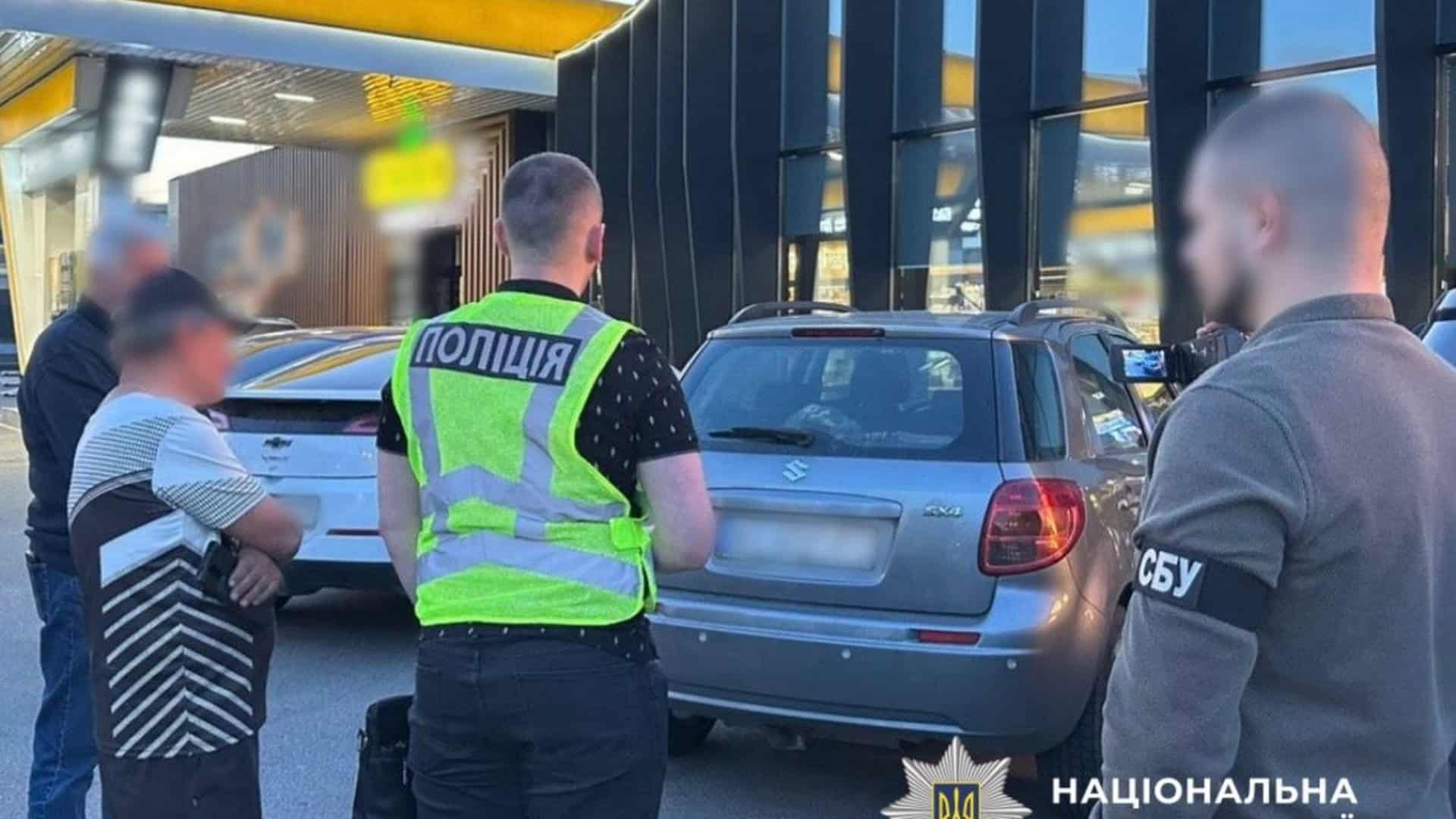 Поліція Київщини затримала жителя Обухова на хабарі $35 000 за переправлення через кордон