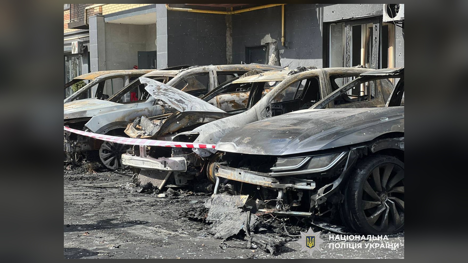 Знищені та спалені автомобілі на парковці після ракетно-дронової атаки Росії на Київщину 14 травня 2026 року, фото Національної поліції України