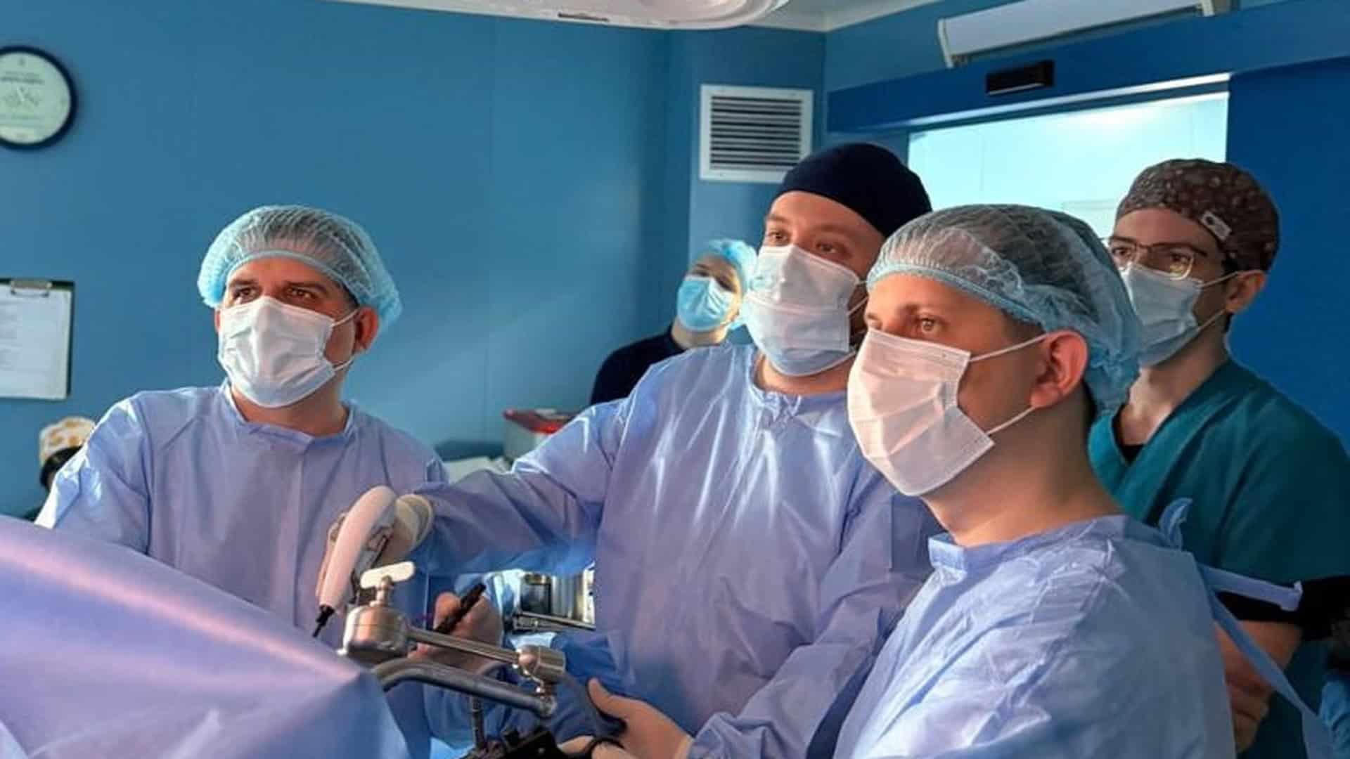 Бригада хірургів Київської міської клінічної лікарні №1 проводить трансплантаційну операцію в операційній залі