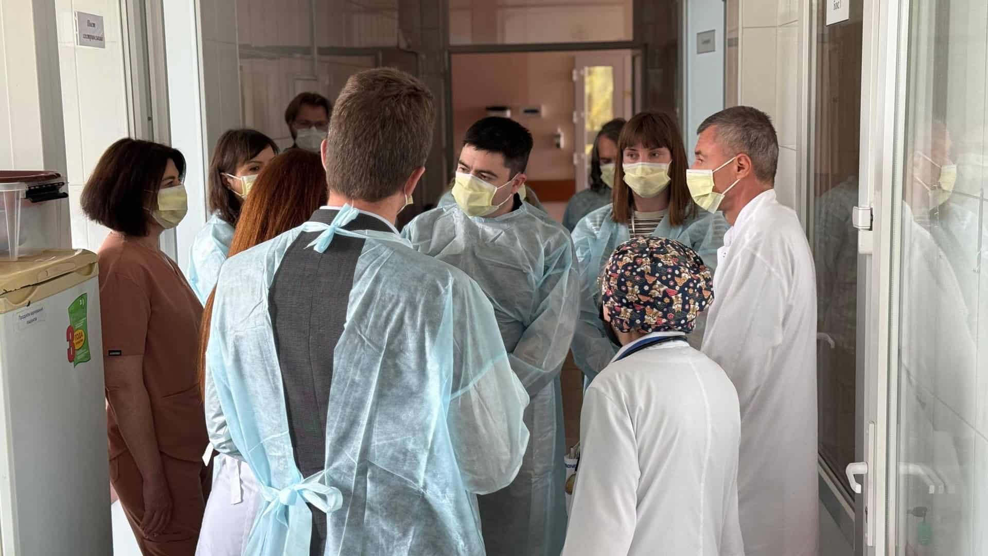 Представники бельгійського агентства Enabel та медперсонал у відділенні Київського міського центру термічних уражень