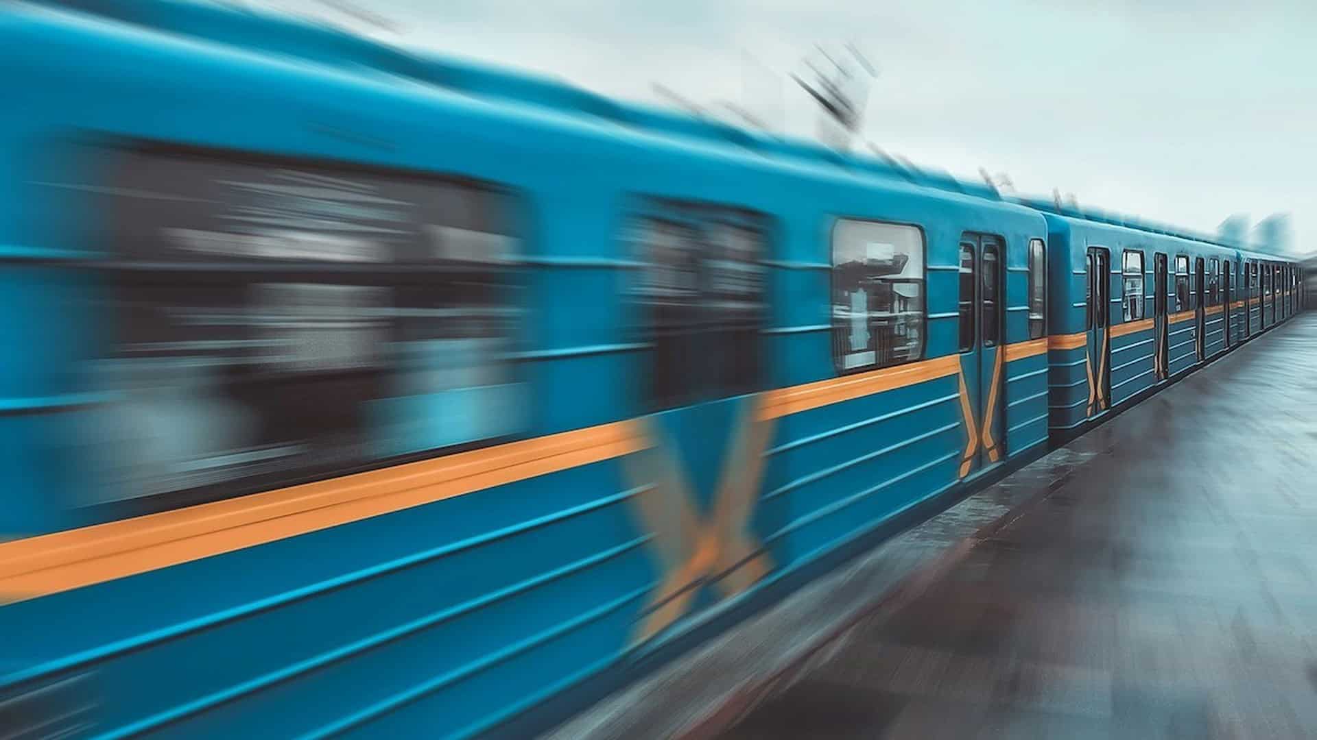 Піротехніки ДСНС вилучили 2 бойові частини ракети Х-101 на Тетіївщині Синій вагон київського метро з помаранчевою смугою рухається вздовж платформи — ілюстрація до новини про закупівлю 224 нових вагонів