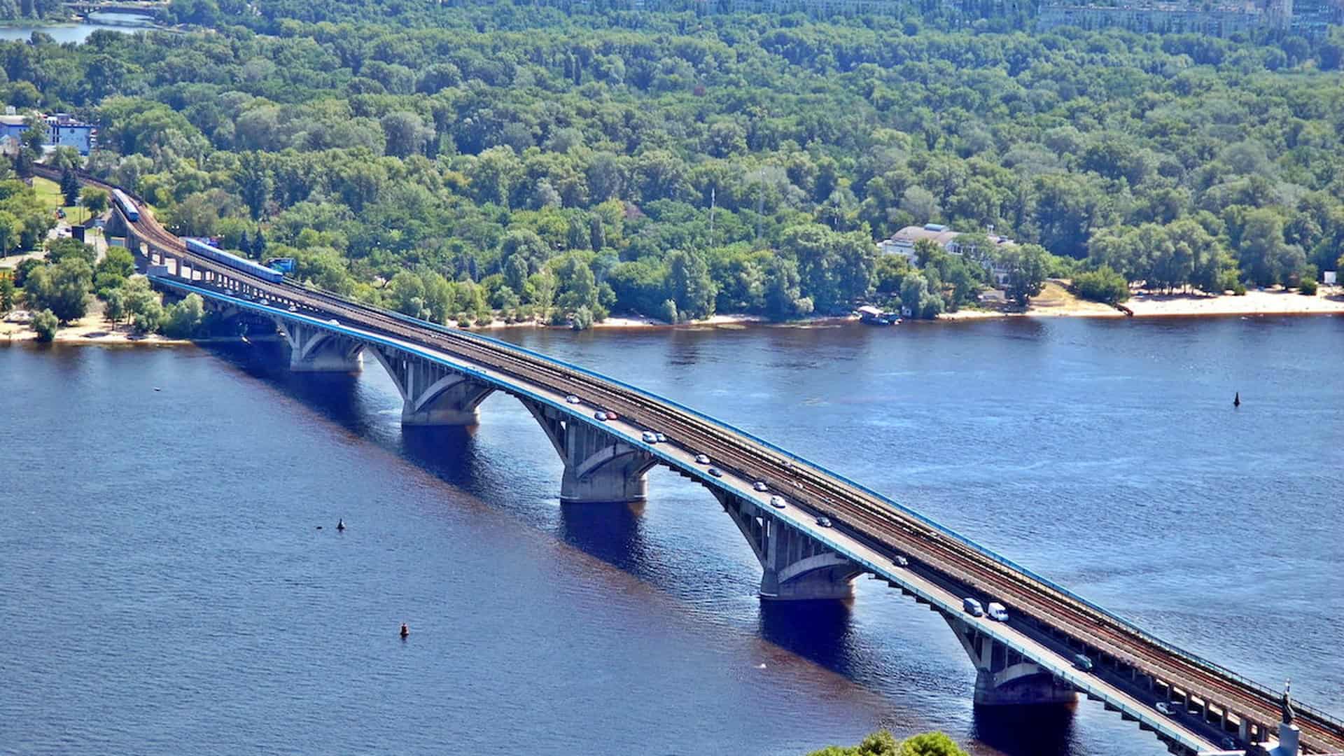 Міст Метро через Дніпро у Києві — аерофотознімок дворівневої споруди 1965 року з верхнім ярусом для метро і нижнім для автотранспорту