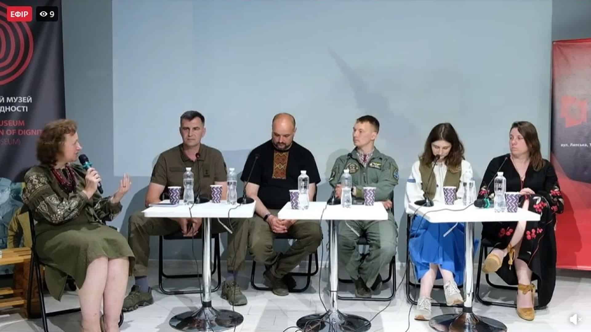 Учасники дискусії про героїв сучасності у Музеї Революції Гідності — ветерани, волонтери та культурні діячі за круглим столом