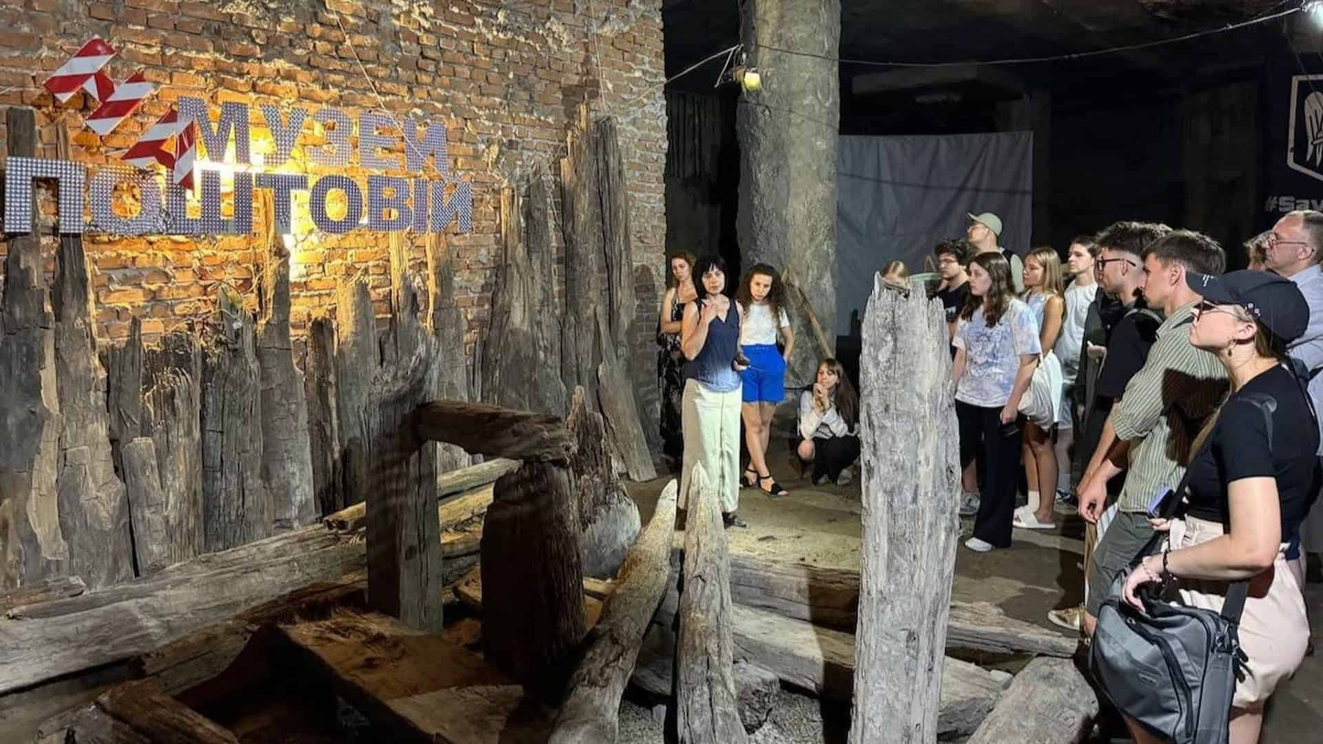 Волонтери впорядковують середньовічну пам'ятку на Поштовій площі поряд із Храмом Різдва Христового в Києві