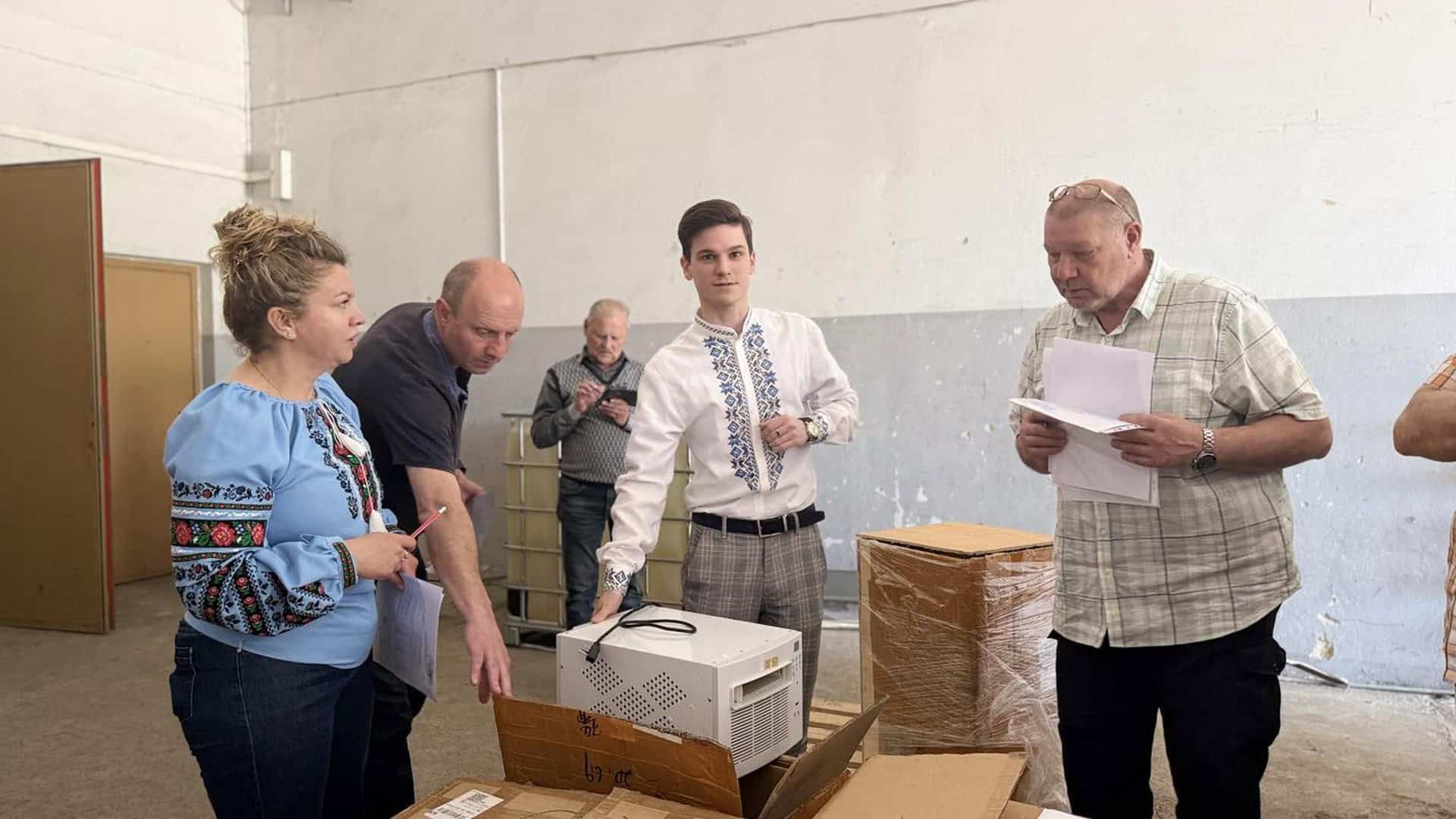 Представники Київської митниці та КПІ під час передачі конфіскованої техніки та комплектуючих для навчально-наукової лабораторії факультету біомедичної інженерії
