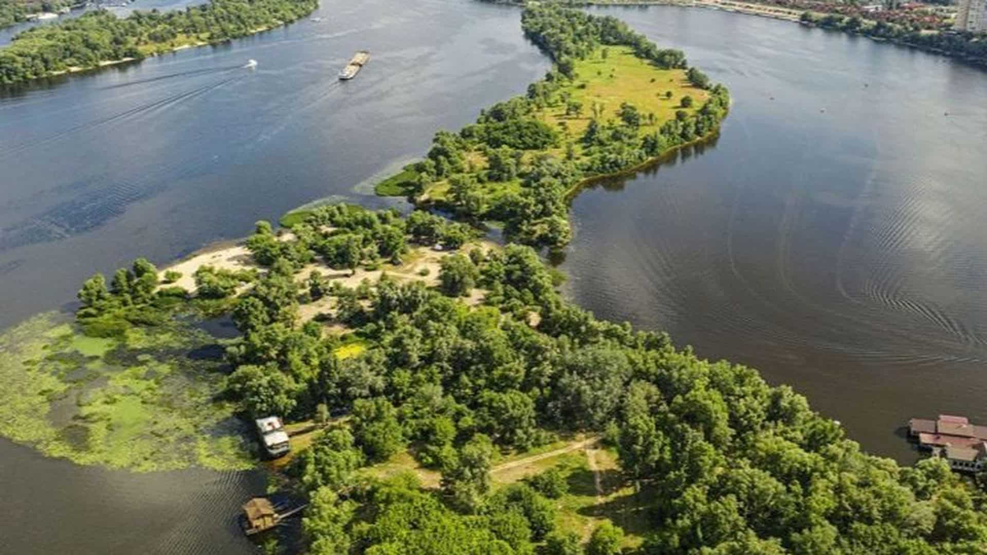 Аерофотозйомка Оболонського острова на Дніпрі в Києві — природна зона для спостереження за птахами