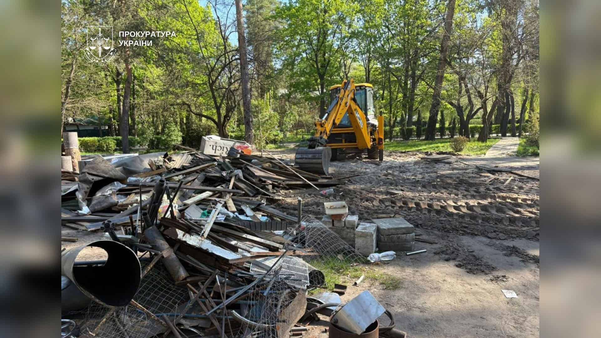 У Києві можуть з’явитися модульні укриття: Київрада розгляне ініціативу Демонтаж 25 незаконних альтанок і кафе в парку «Партизанська слава» в Дарницькому районі Києва: екскаватор і будівельне сміття на місці знесених споруд