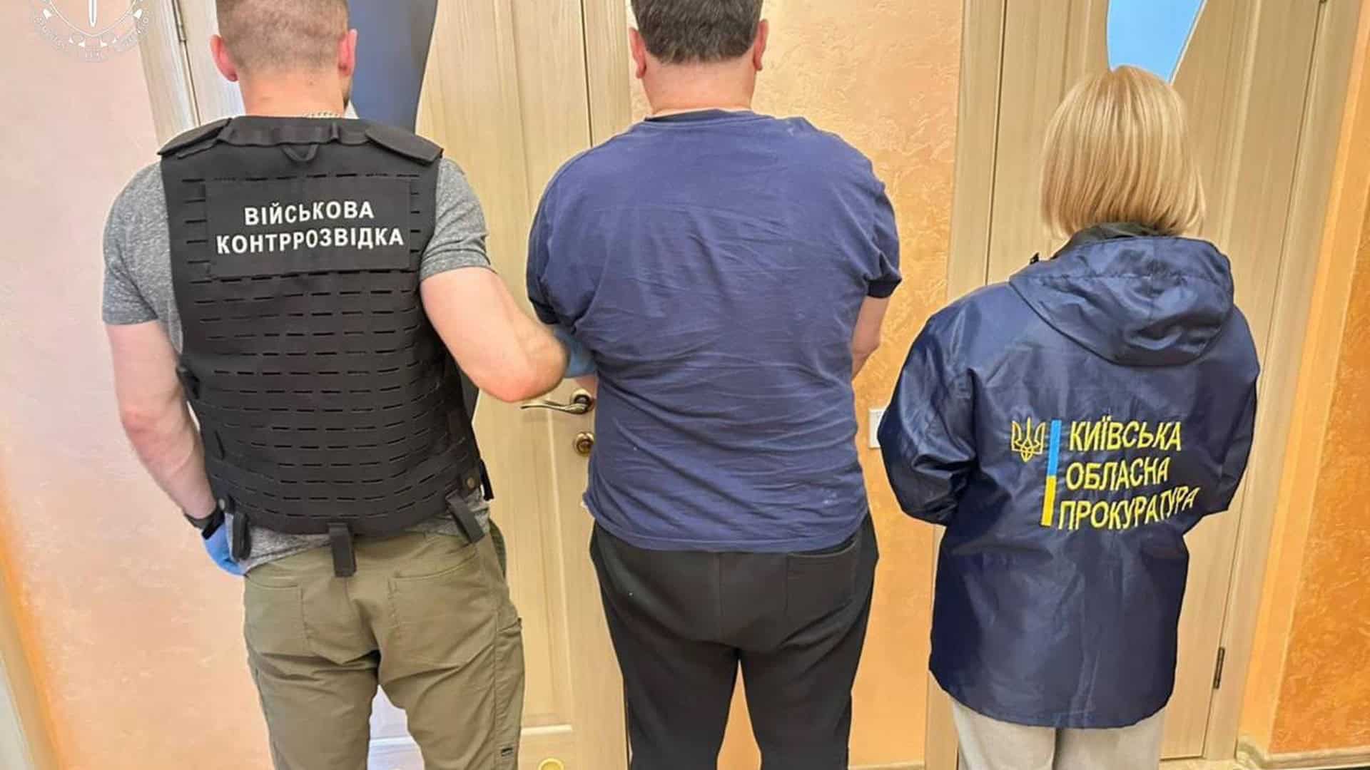 Березань: у 27-річного чоловіка знайшли 56 гранат і запалів Співробітник військової контррозвідки та представник Київської обласної прокуратури під час затримання підозрюваних у держзраді на Київщині