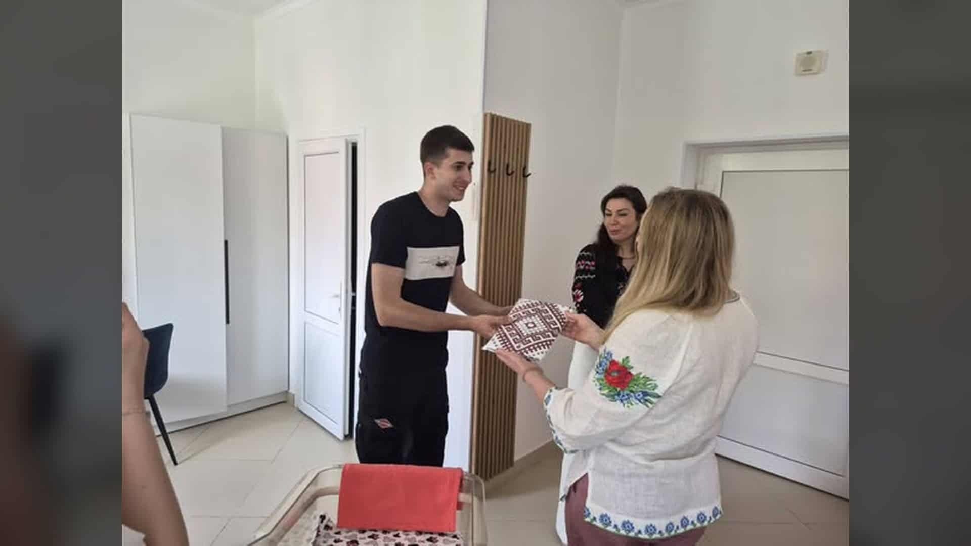 Директорка Департаменту охорони здоров'я КМДА Тетяна Мостепан вручає вишиванку молодій родині у Київському міському пологовому будинку №1 в День вишиванки