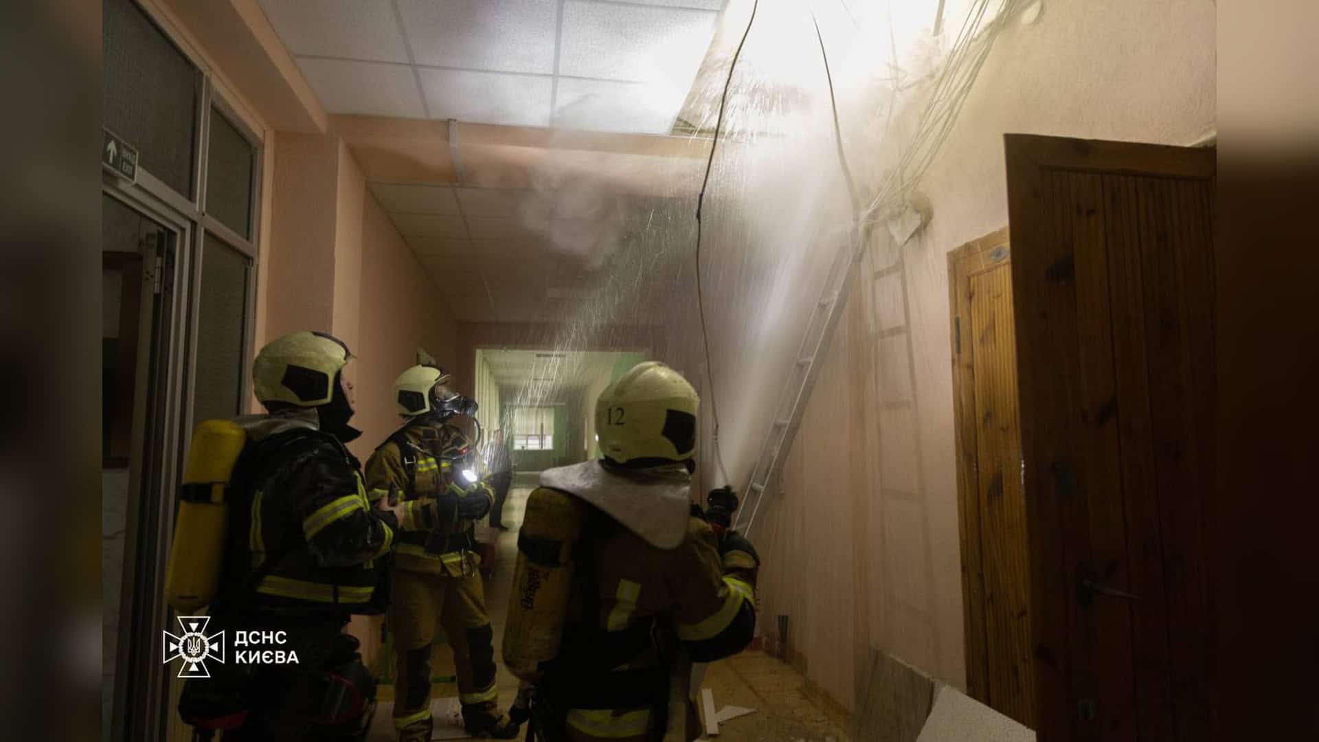 Рятувальники ДСНС у захисному спорядженні ліквідують пожежу всередині коридору ліцею на вулиці Круглоуніверситетській у Печерському районі Києва