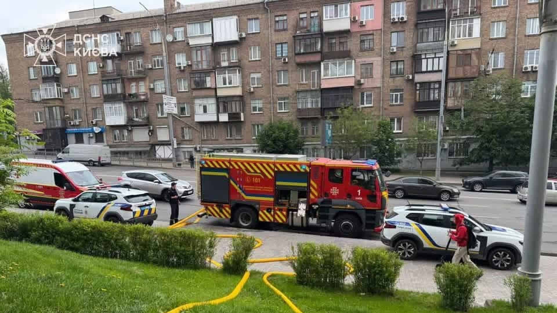 Пожежна машина та поліцейські автомобілі на бульварі Лесі Українки у Печерському районі Києва під час гасіння пожежі у житловому будинку