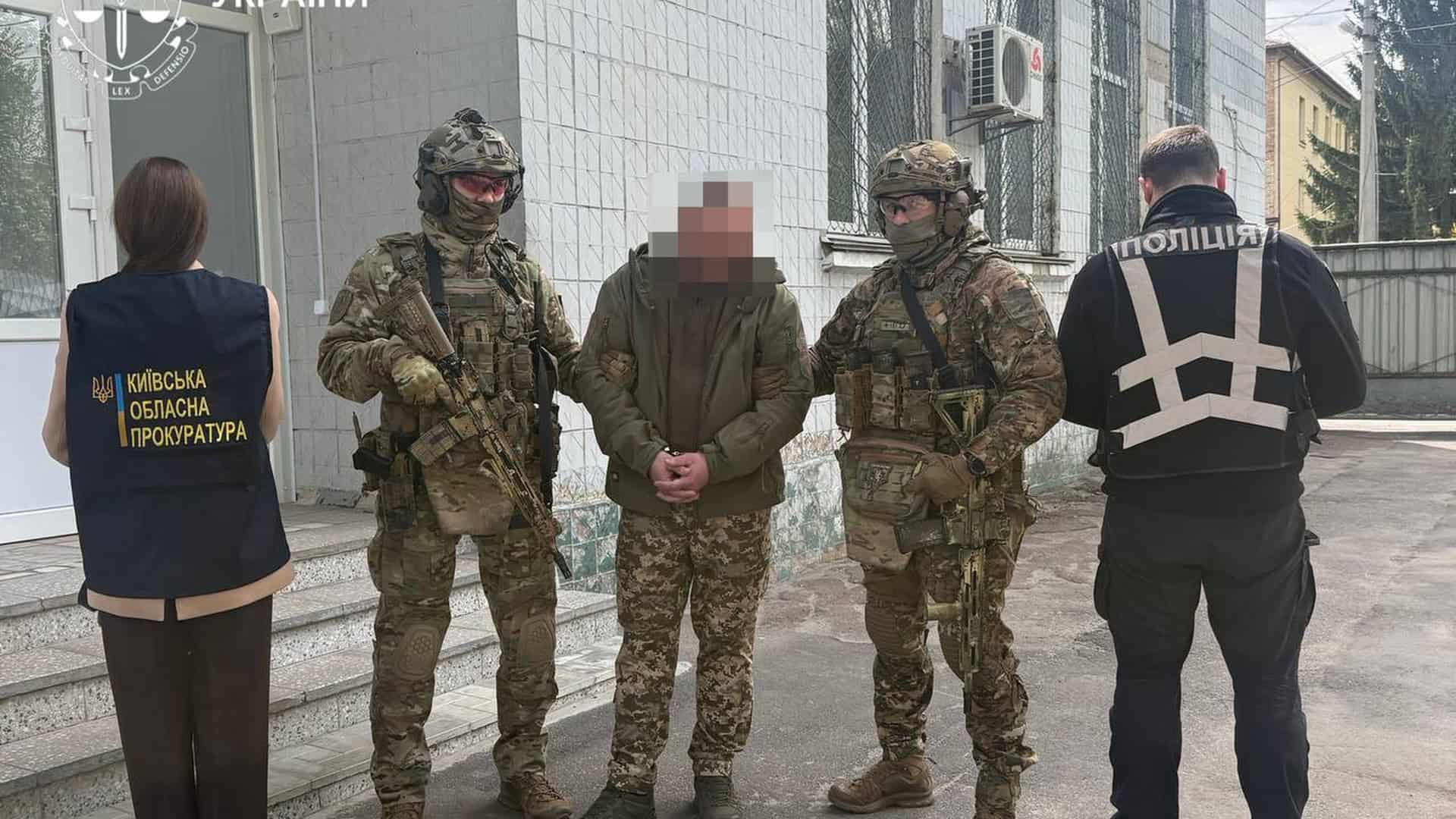 Бійці спецпідрозділу та прокурор Київської обласної прокуратури затримують фігуранта справи про корупцію у ТЦК Київщини