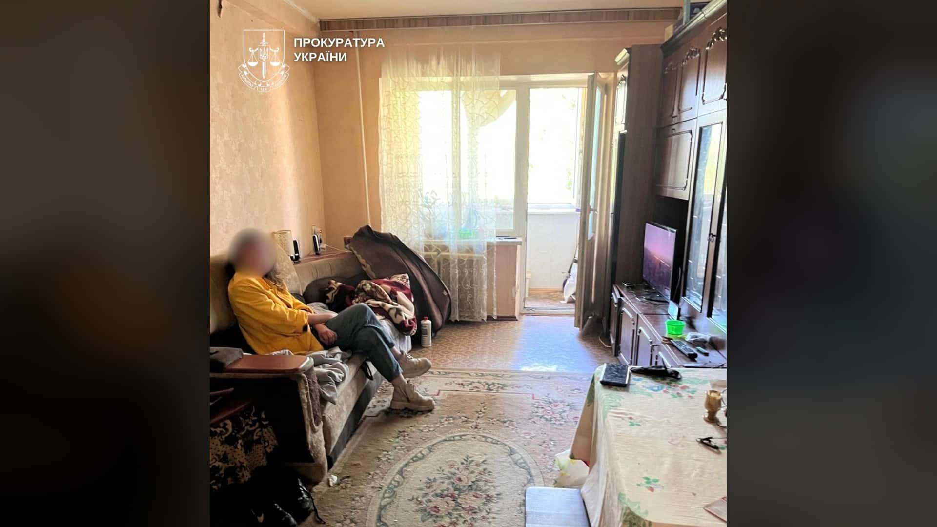 Підозрюваний з розмитим обличчям у квартирі під час затримання — киянин, якому повідомлено підозру у розбещенні 10-річної доньки знайомих