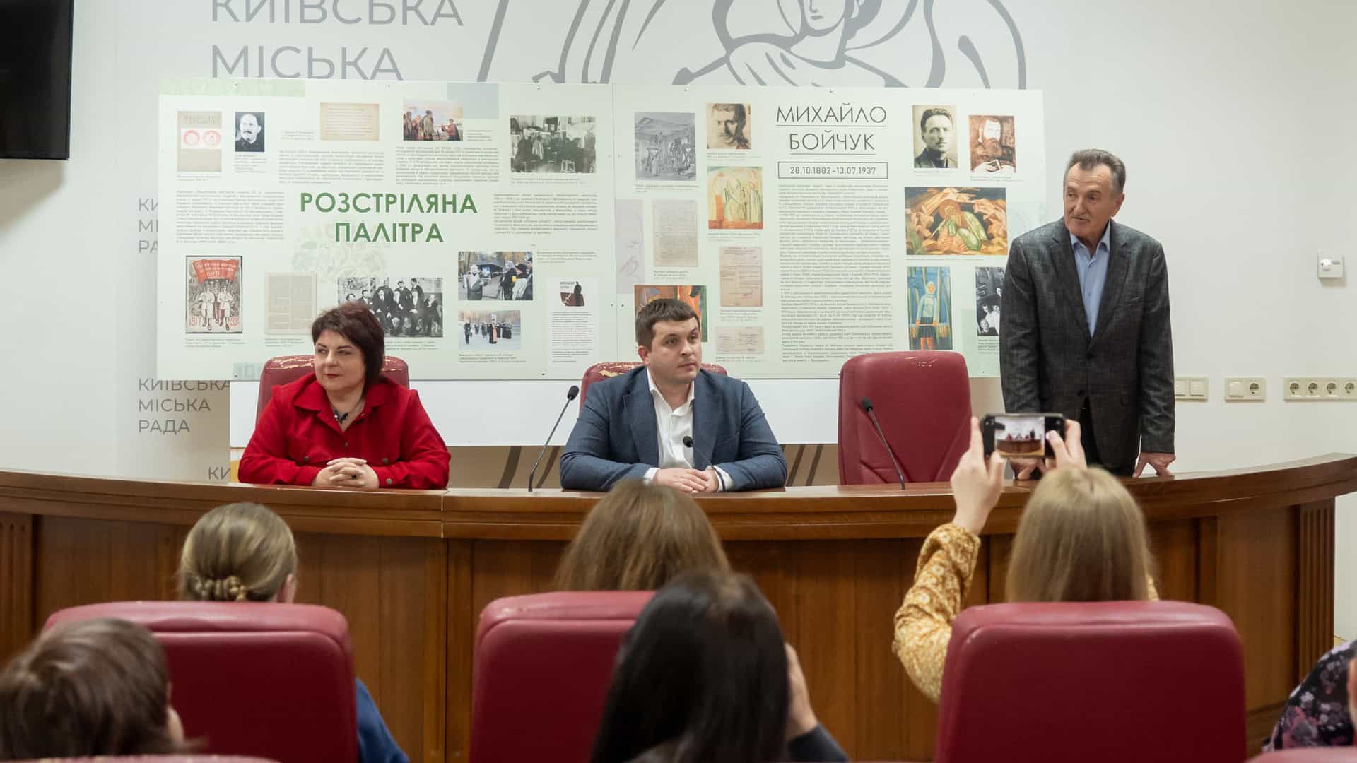 Костьол Святого Олександра: 25 років будівництва, планетарій і повернення Презентація фотодокументальної виставки «Розстріляна палітра» у будівлі КМДА — керівник апарату Дмитро Загуменний та організатори