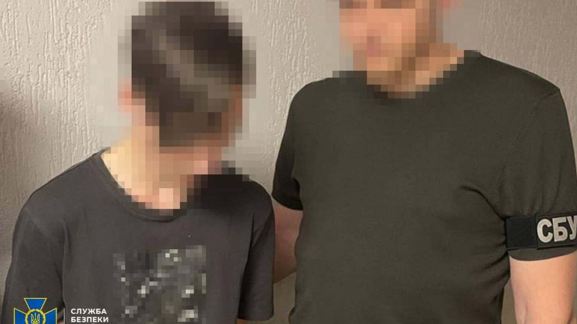 Співробітник СБУ затримує 18-річного киянина, який коригував ворожі авіаудари по Києву після атаки 24 травня 2026 року