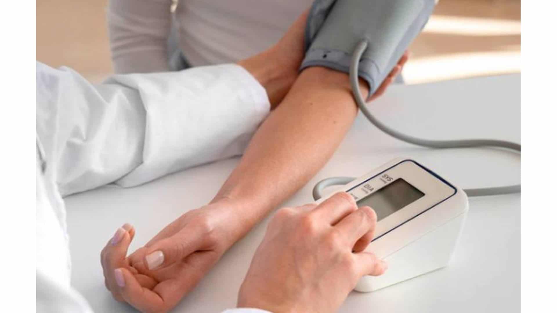 Лікар вимірює артеріальний тиск пацієнту під час профілактичного обстеження в рамках програми скринінгу здоров'я 40+