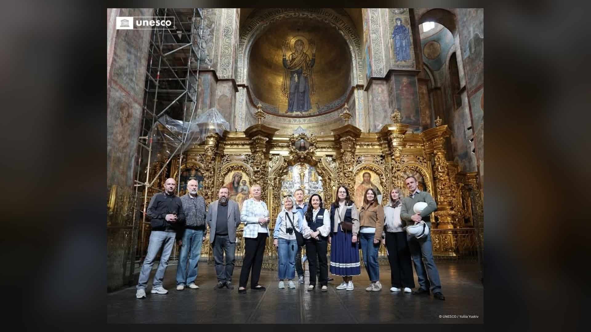 Генеральна директорка заповідника Неля Куковальська та глава Представництва ЮНЕСКО в Україні К'яра Децці Бардескі з командою під час огляду реставраційних робіт у Софійському соборі 12 травня 2026