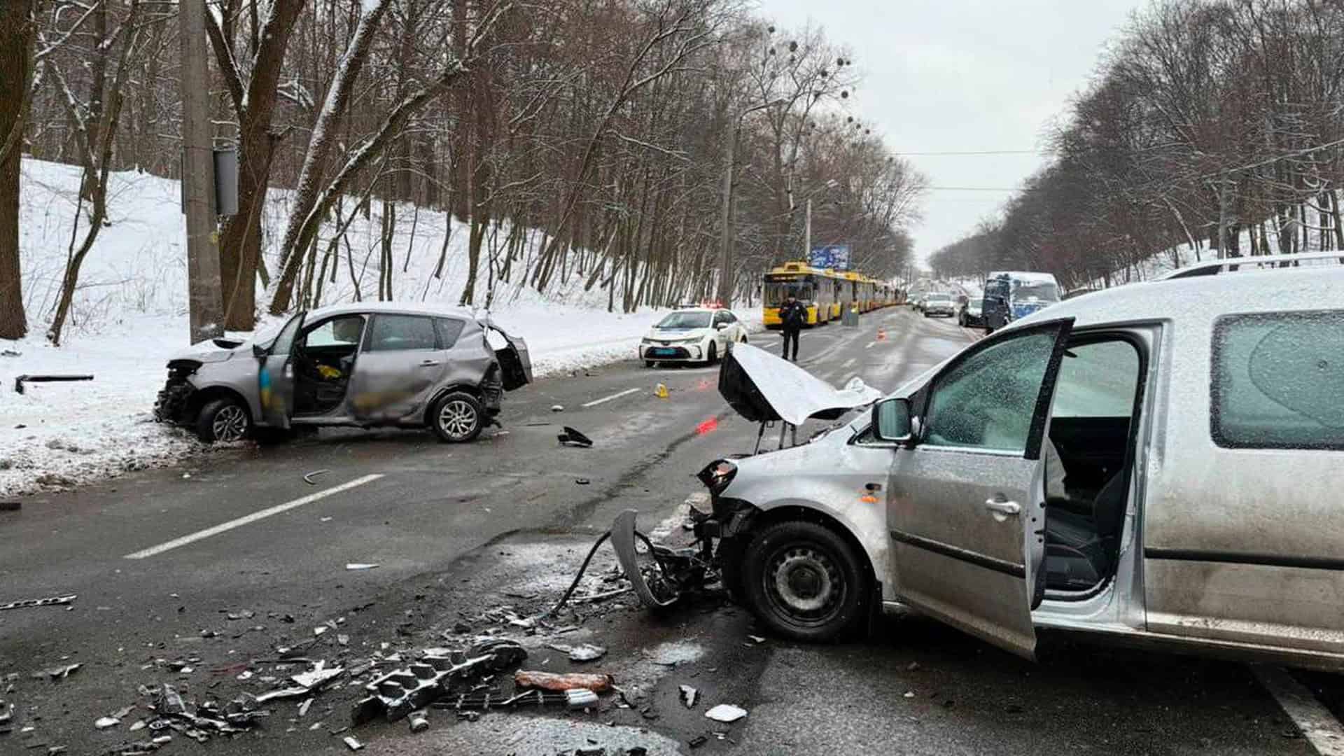 Поліція затримала грабіжника, який побив двох пенсіонерів у Києві Два розбиті автомобілі на засніженій вулиці Стеценка у Києві після зіткнення, поряд патрульне авто поліції