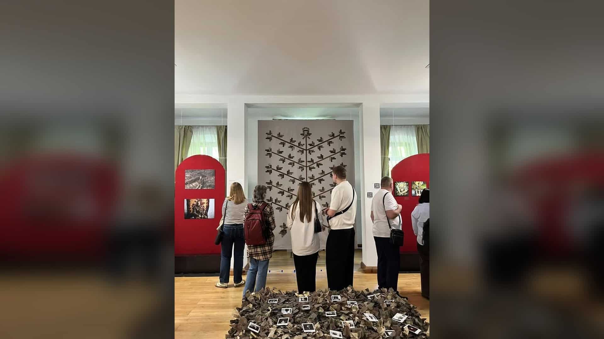 Відвідувачі розглядають інсталяцію на виставці Call Signs Позивні у музеї Будинок Митрополита заповідника Софія Київська