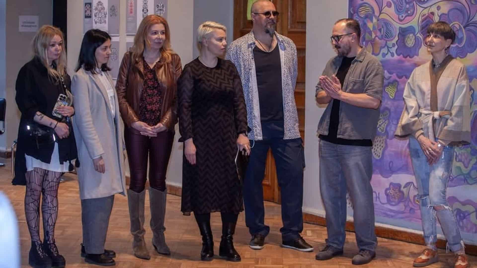Митці та гості на відкритті виставки «Місто як матерія» у Будинку архітектора в Києві 4 травня 2026 року