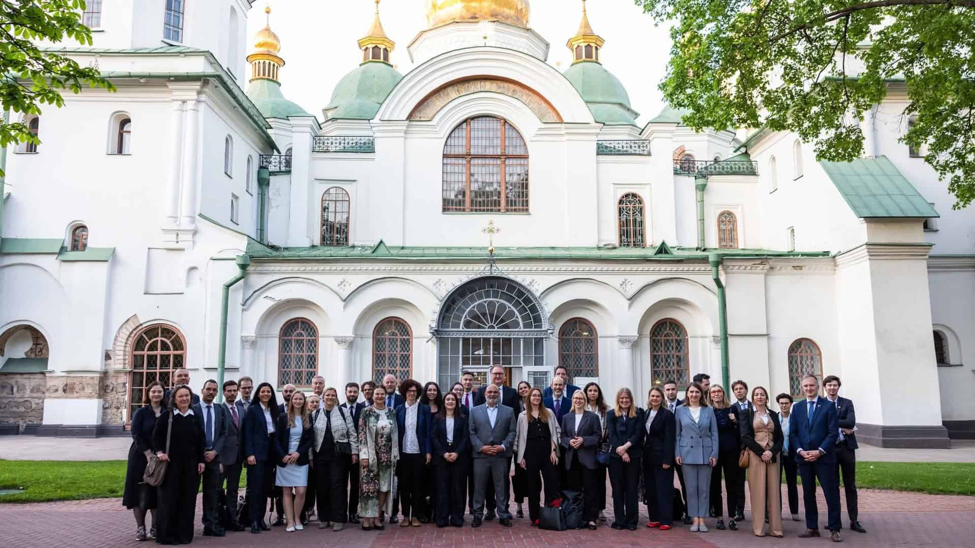 Члени робочої групи Євросоюзу фотографуються на тлі Собору Святої Софії Київської під час першого візиту до Києва