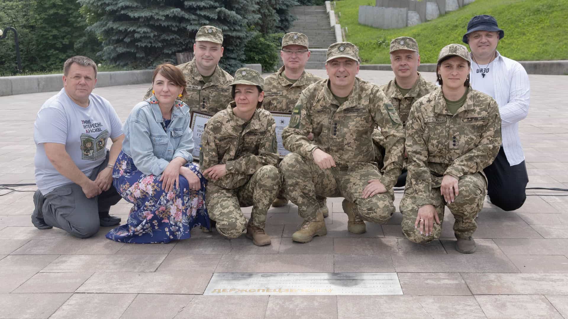 Представники Держспецзв'язку та Культурних сил біля пам'ятного знака з двійковим кодом на Алеї українського війська в Києві, відкритого 8 червня 2026 року