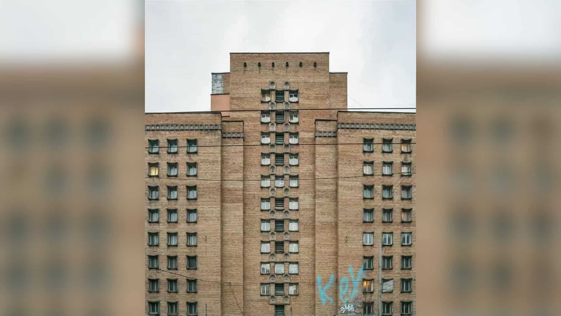 Фасад експериментального житлового будинку 1979 року на вулиці Саксаганського, 45 у Києві з декоративними рамками навколо вікон