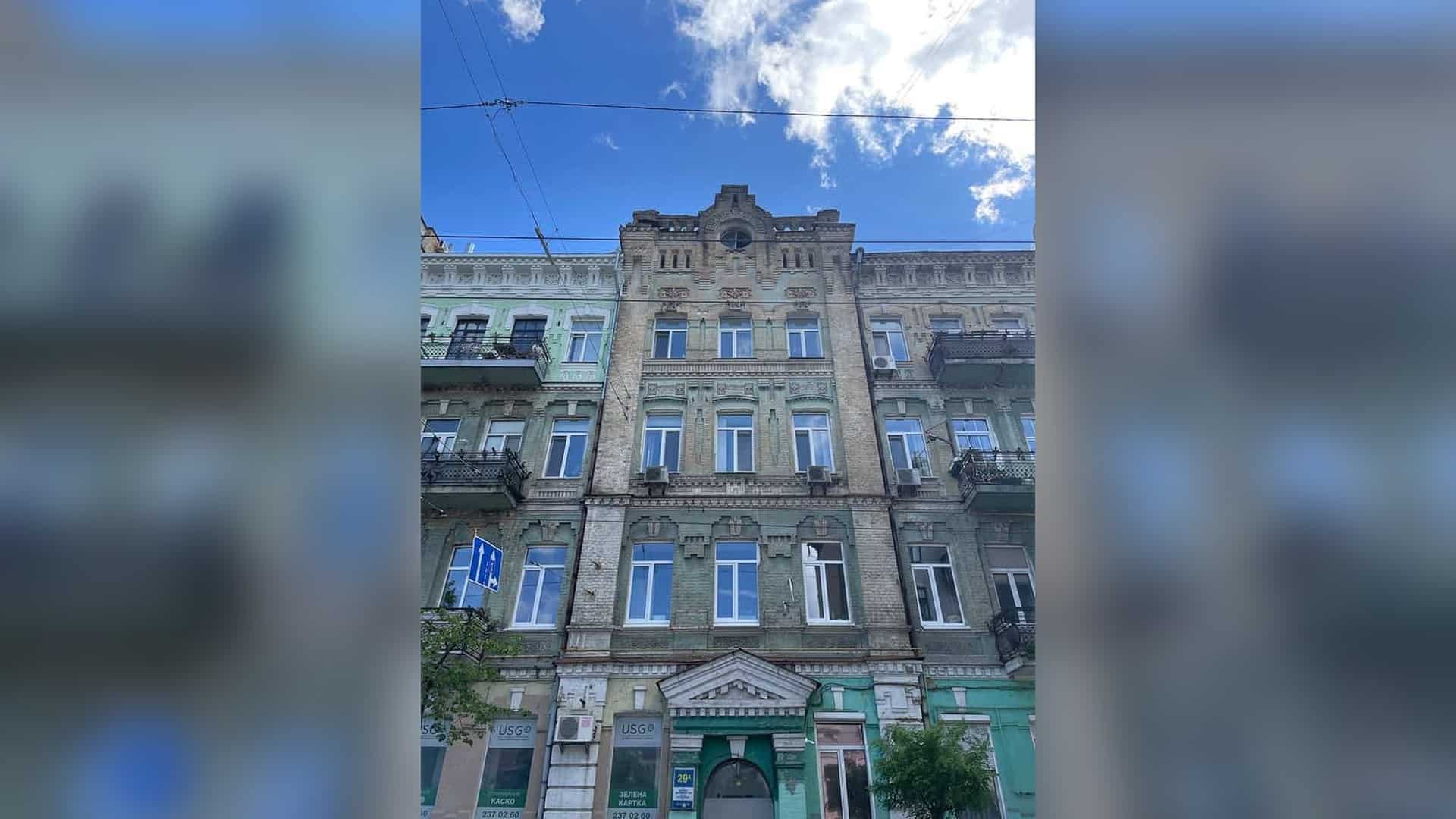 Фасад прибуткового будинку на Великій Житомирській 29-а з декоративними аттиками та машикулями, Київ, початок ХХ століття