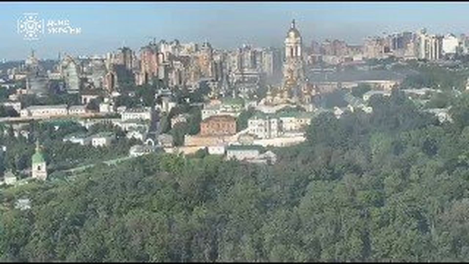 Майже 100 рятувальників відновлюють дах лаври після атаки 15 червня Гвинтокрил ДСНС скидає воду на пожежу в Києві після масованої атаки рф 15 червня, 97 тонн води